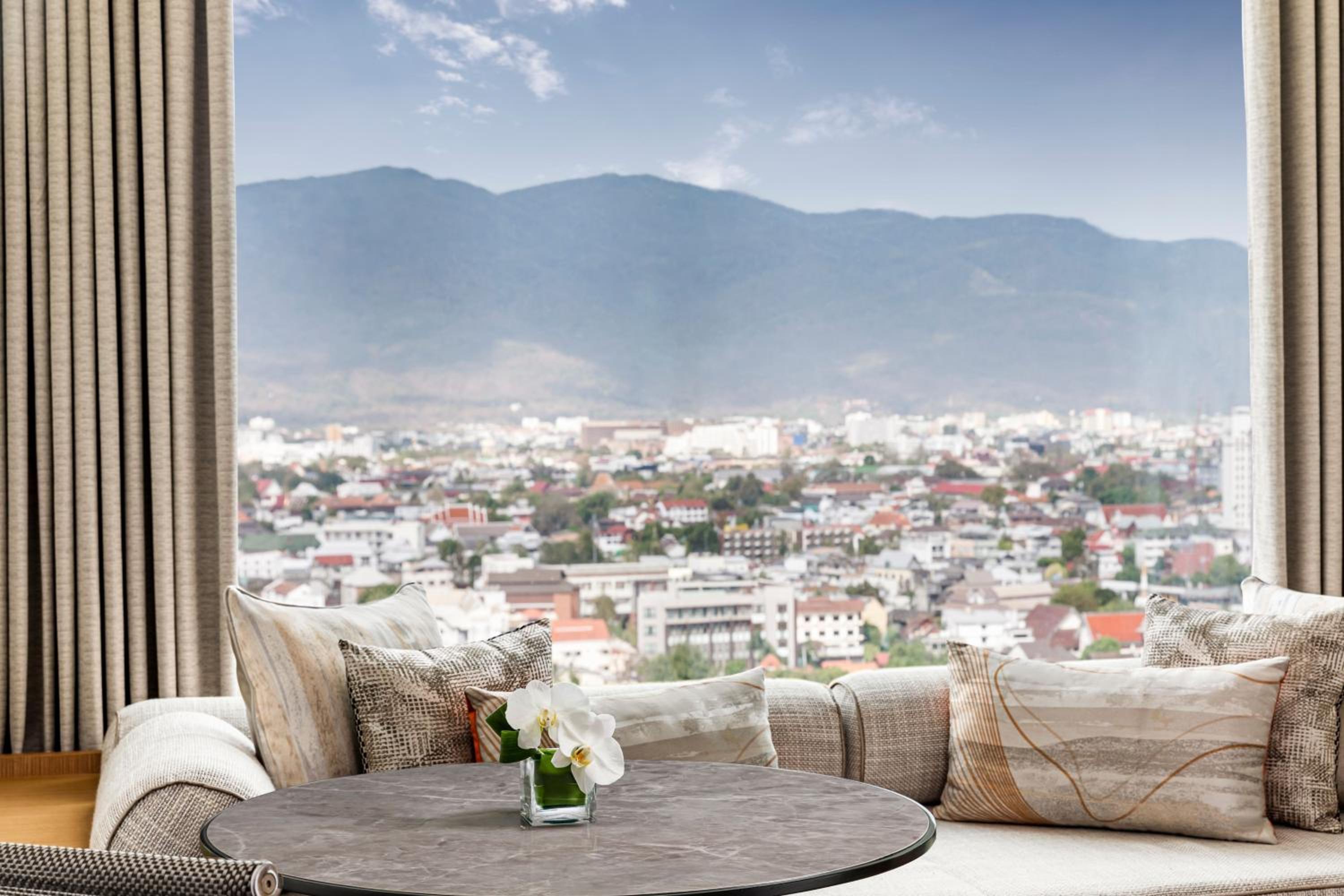 Club Room - King Bed - High Floor - Club Lounge Access - Photo 3