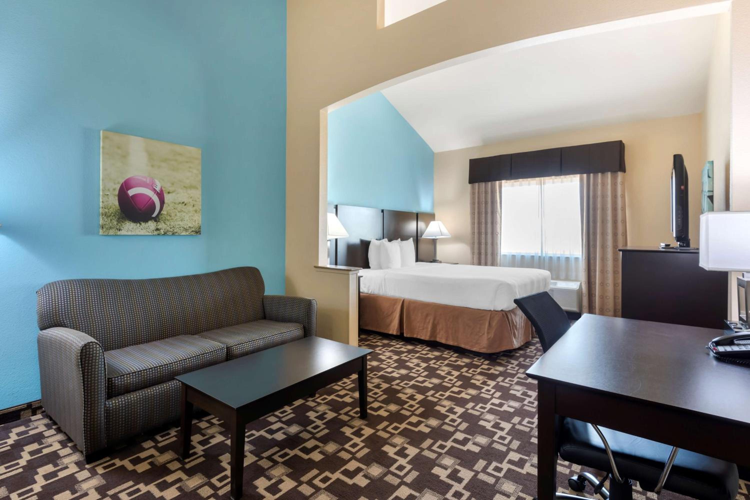 King Room with Sofa Bed - Photo 2