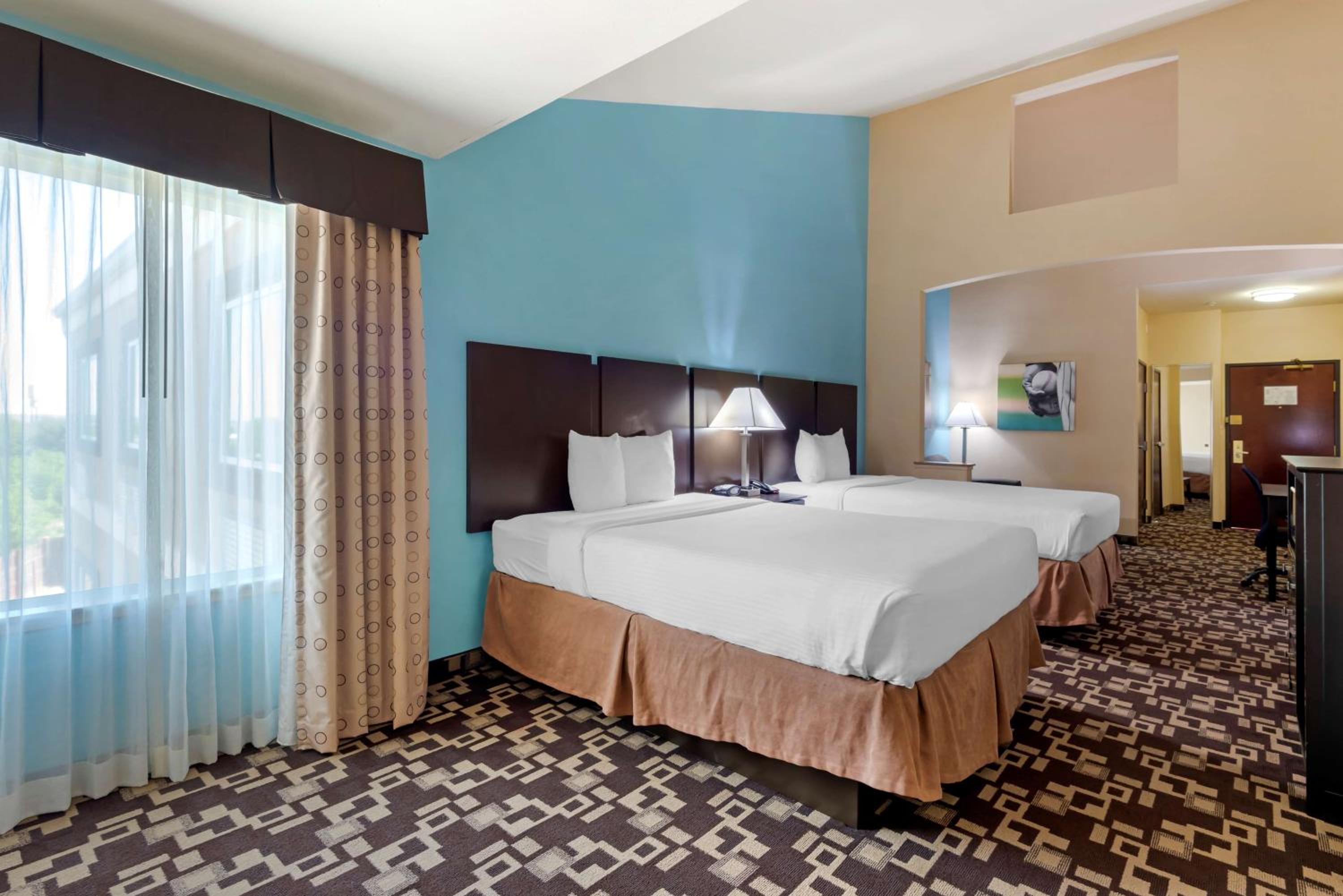 Queen Room with Two Queen Beds and Sofa Bed - Non-Smoking - Photo 4