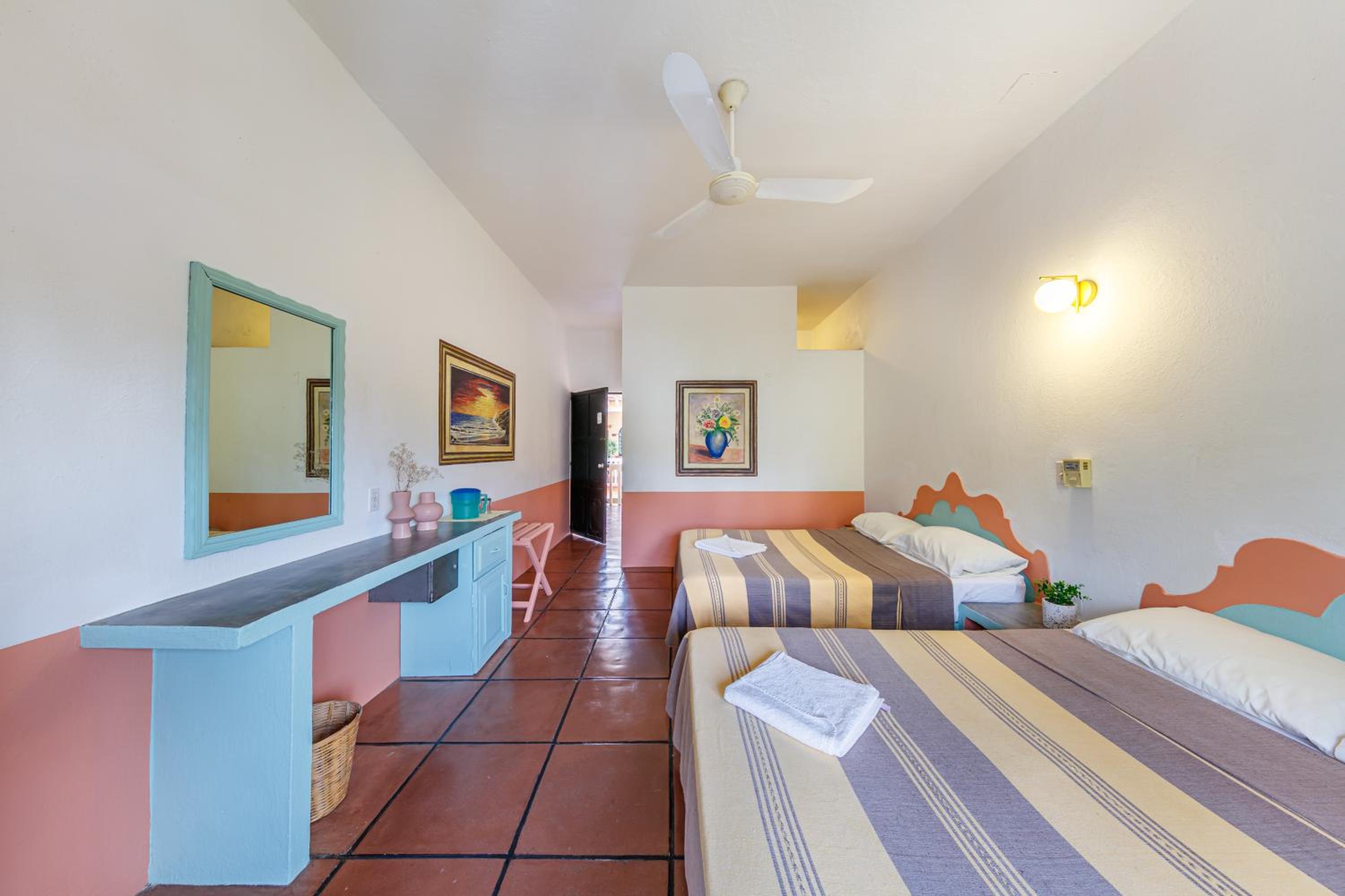 Double Room with Balcony - Photo 4
