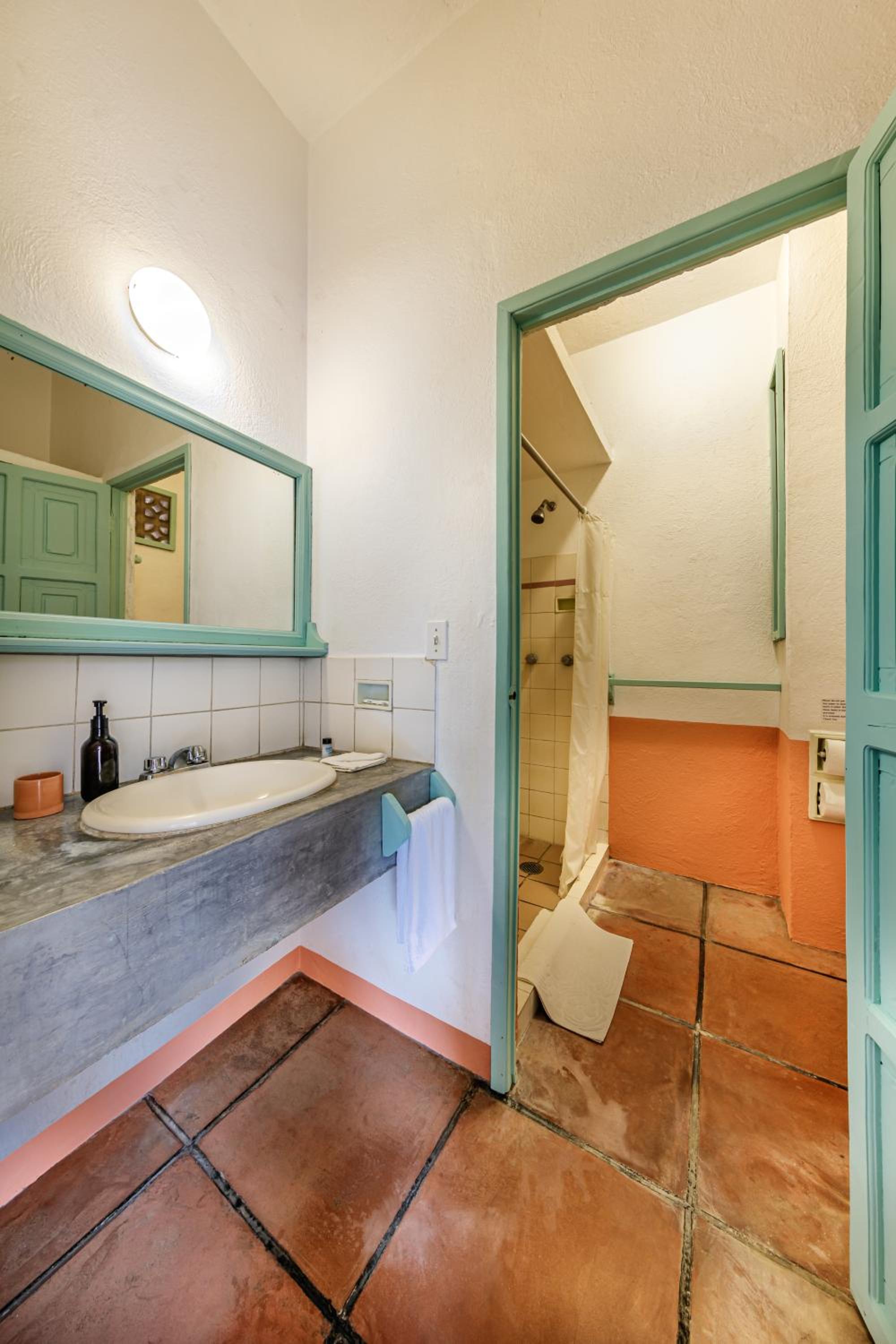 Double Room with Balcony - Photo 6