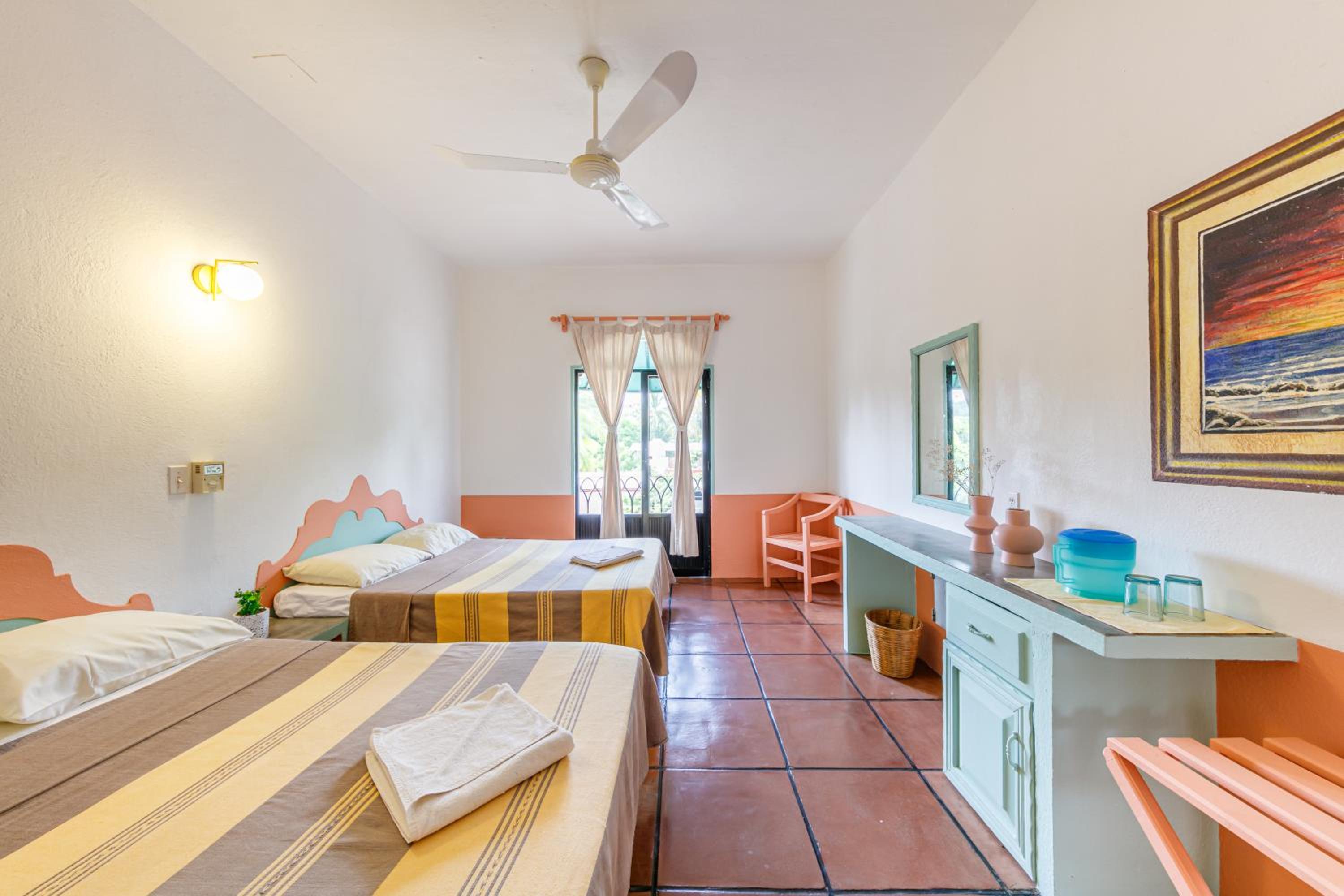 Double Room with Balcony - Photo 7