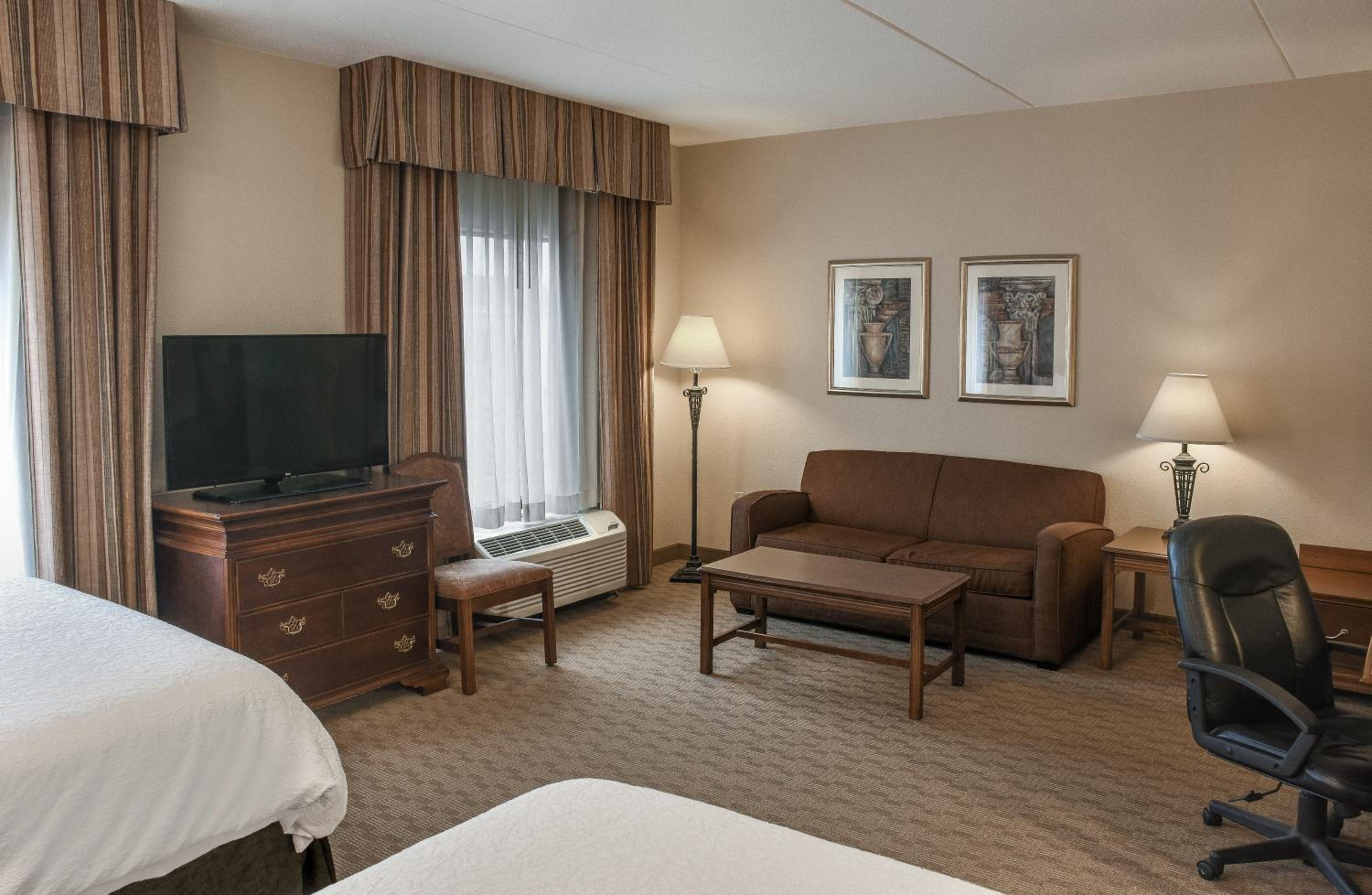 Queen Studio Suite with Two Queen Beds and Sofa Bed - Non-Smoking - Photo 3
