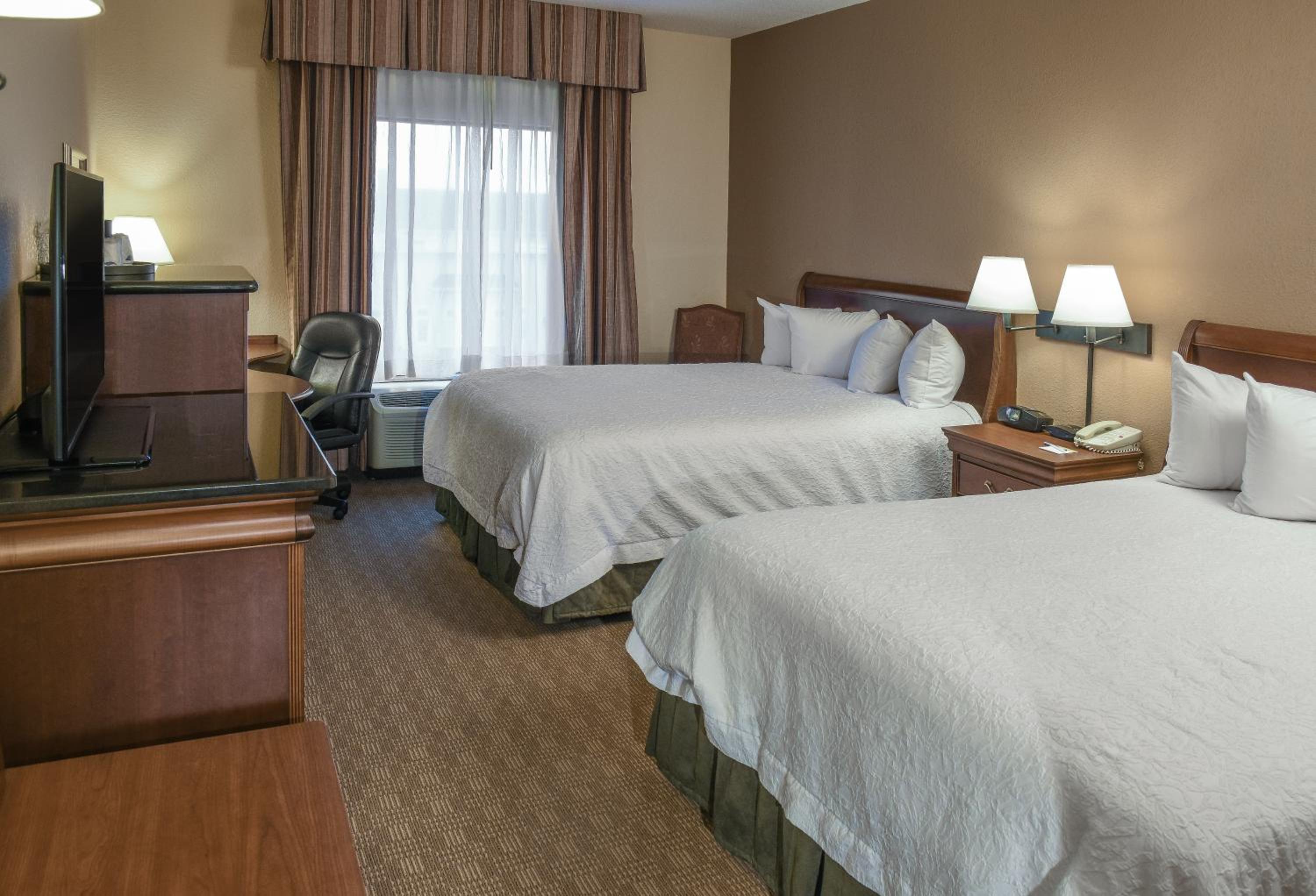 Room with Two Queen Beds - Non-Smoking - Photo 3