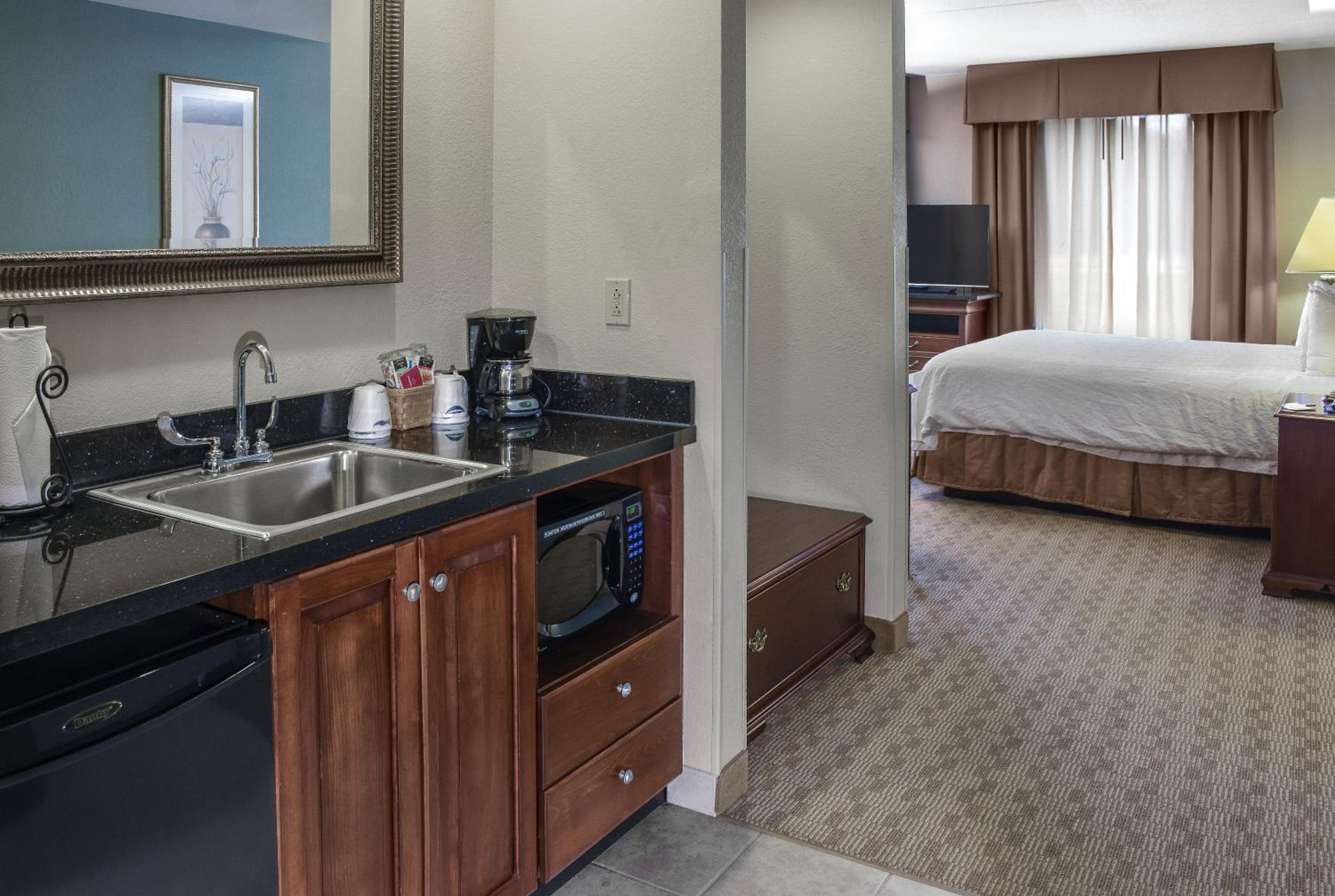King Studio Suite with Whirlpool - Non-Smoking - Photo 4