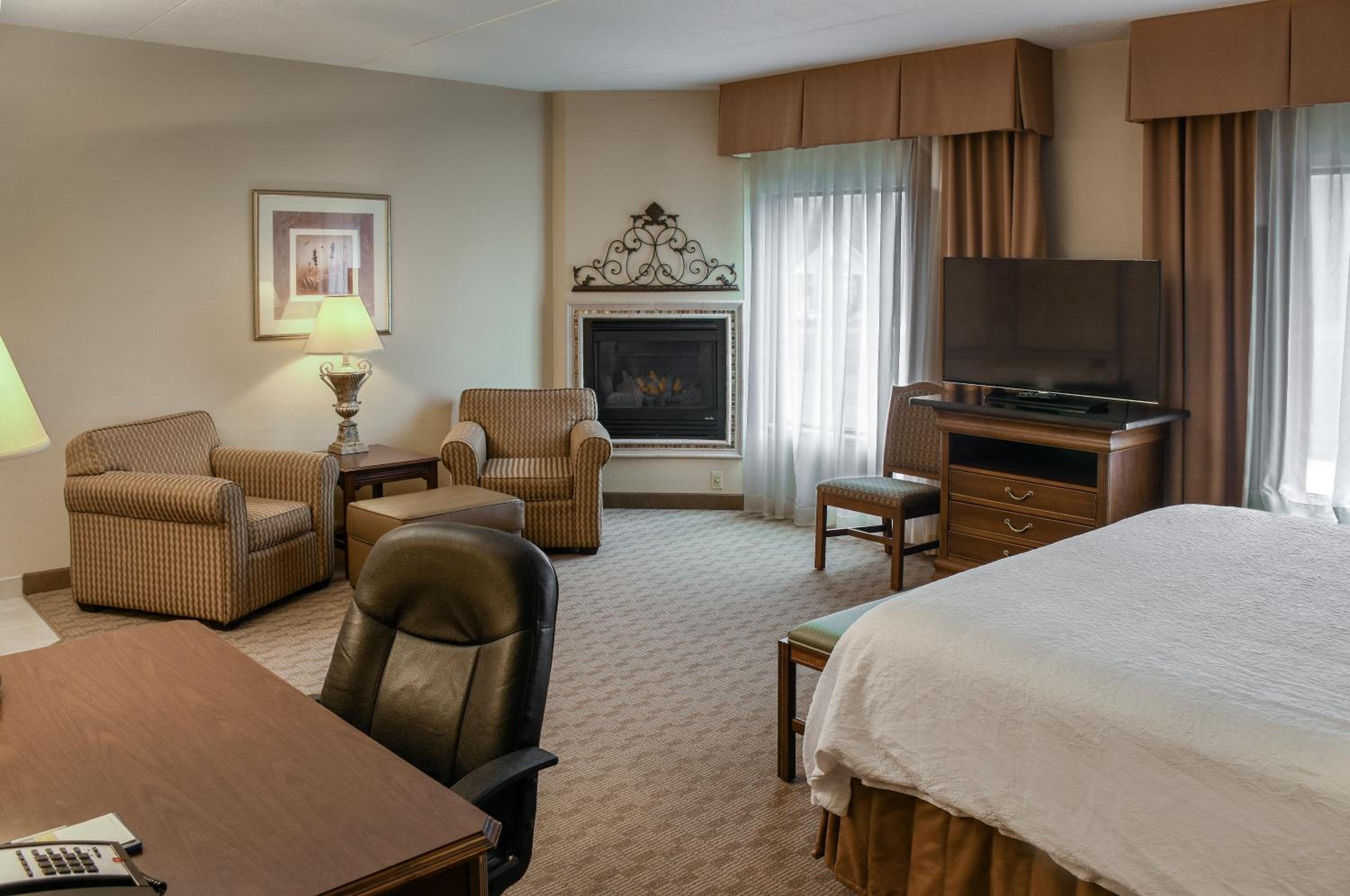King Studio Suite with Whirlpool - Non-Smoking - Photo 1