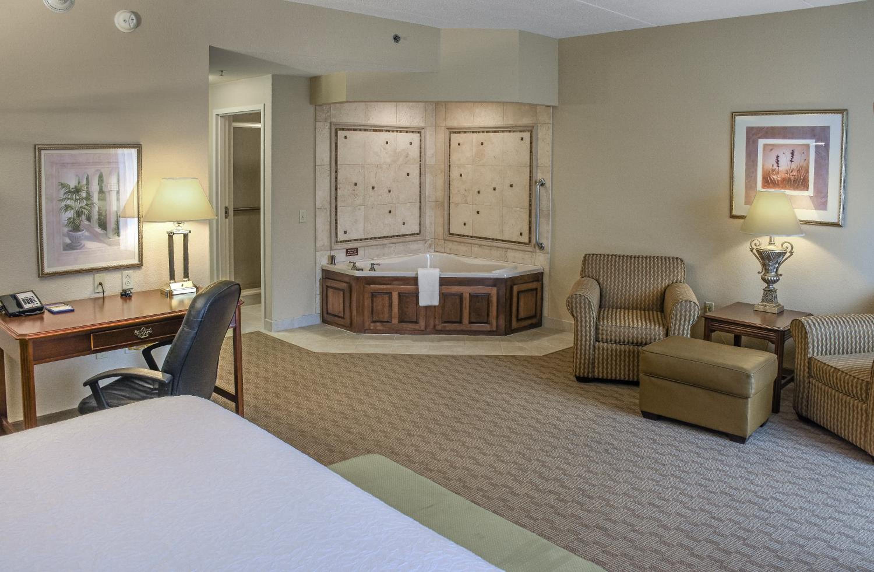 King Studio Suite with Whirlpool - Non-Smoking - Photo 2
