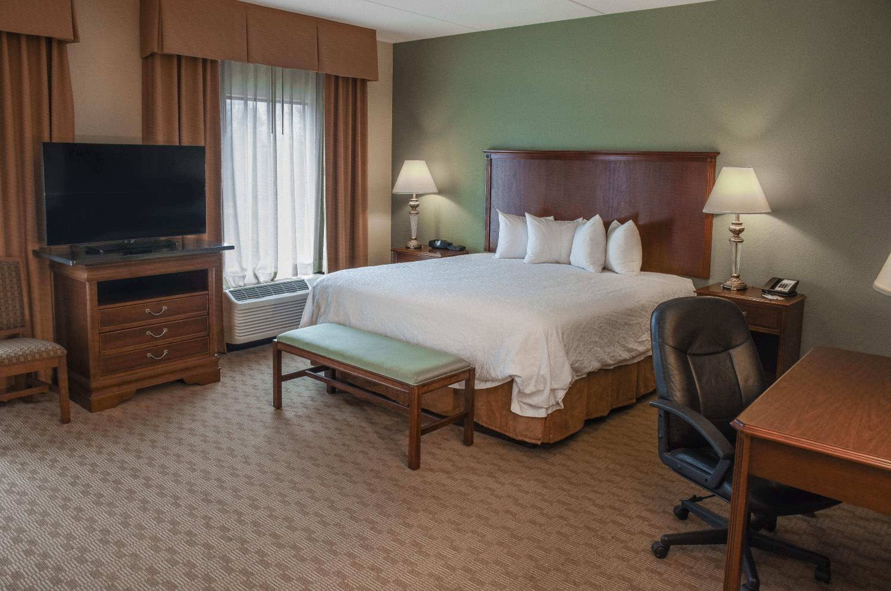 King Studio Suite with Whirlpool - Non-Smoking - Photo 3