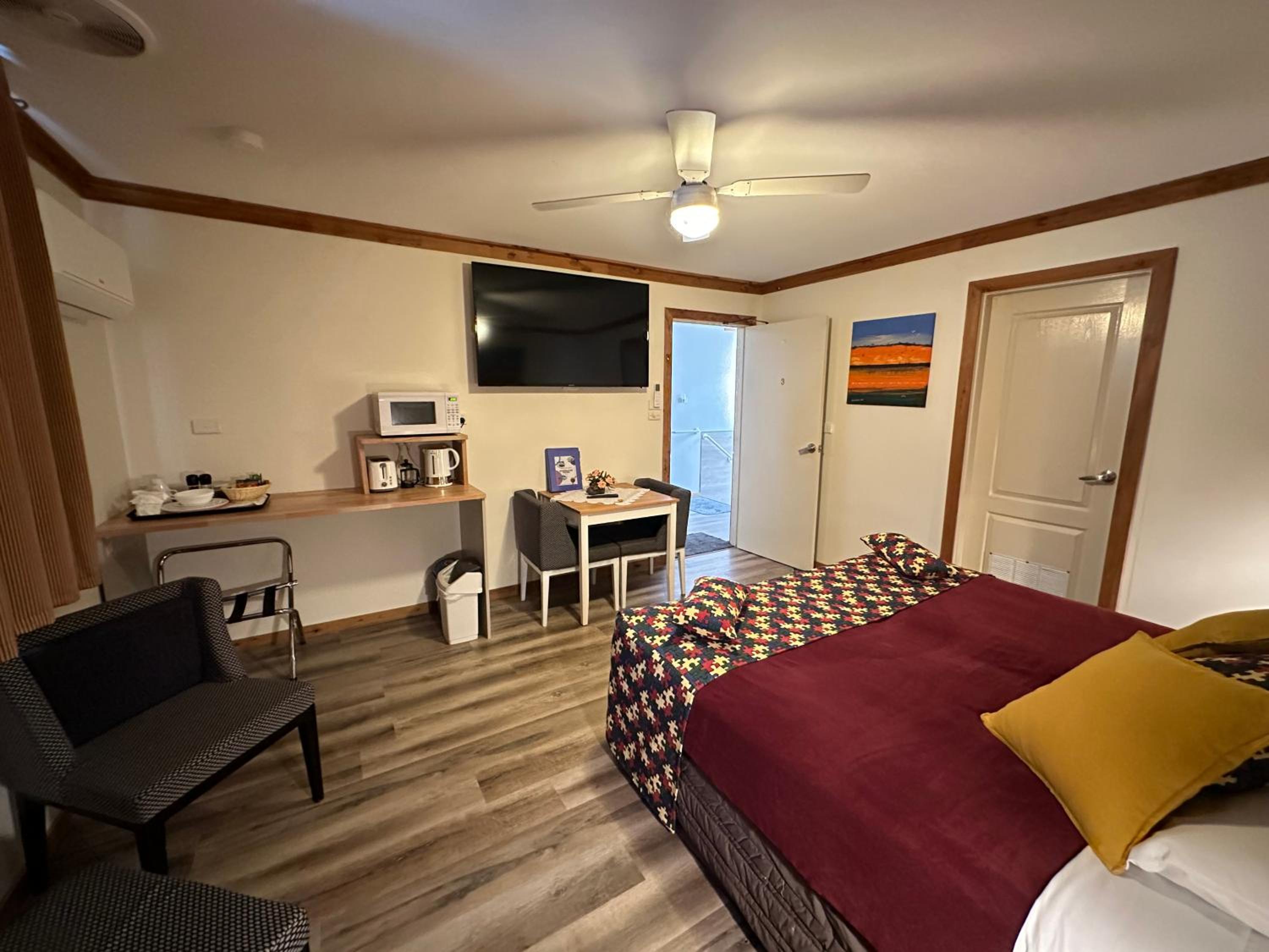 King Bed with Double Spa Bath photo 3