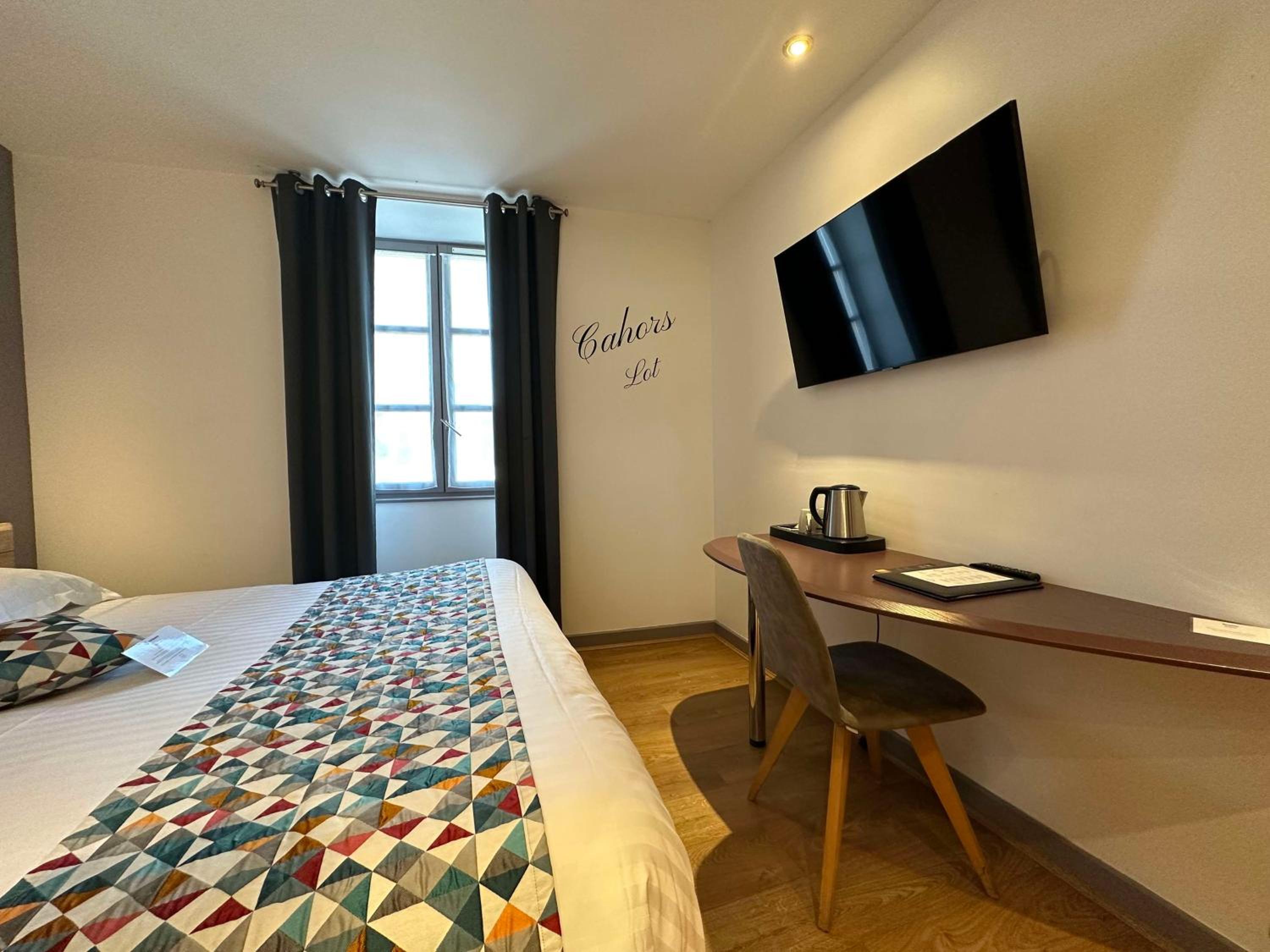 Queen Room with Queen Bed and River View - Photo 7
