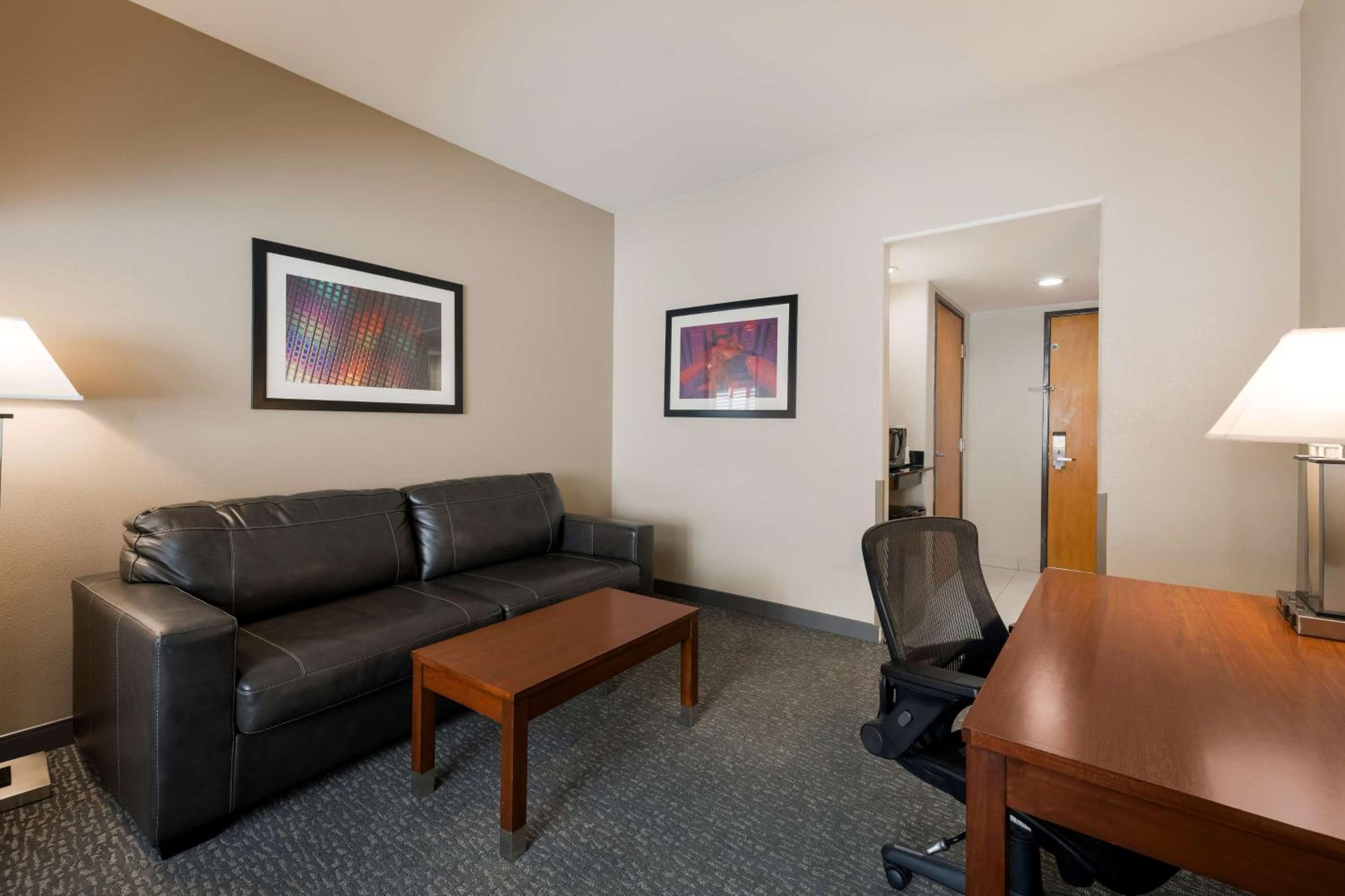 King Suite - Disability Access/Non-Smoking - Photo 3