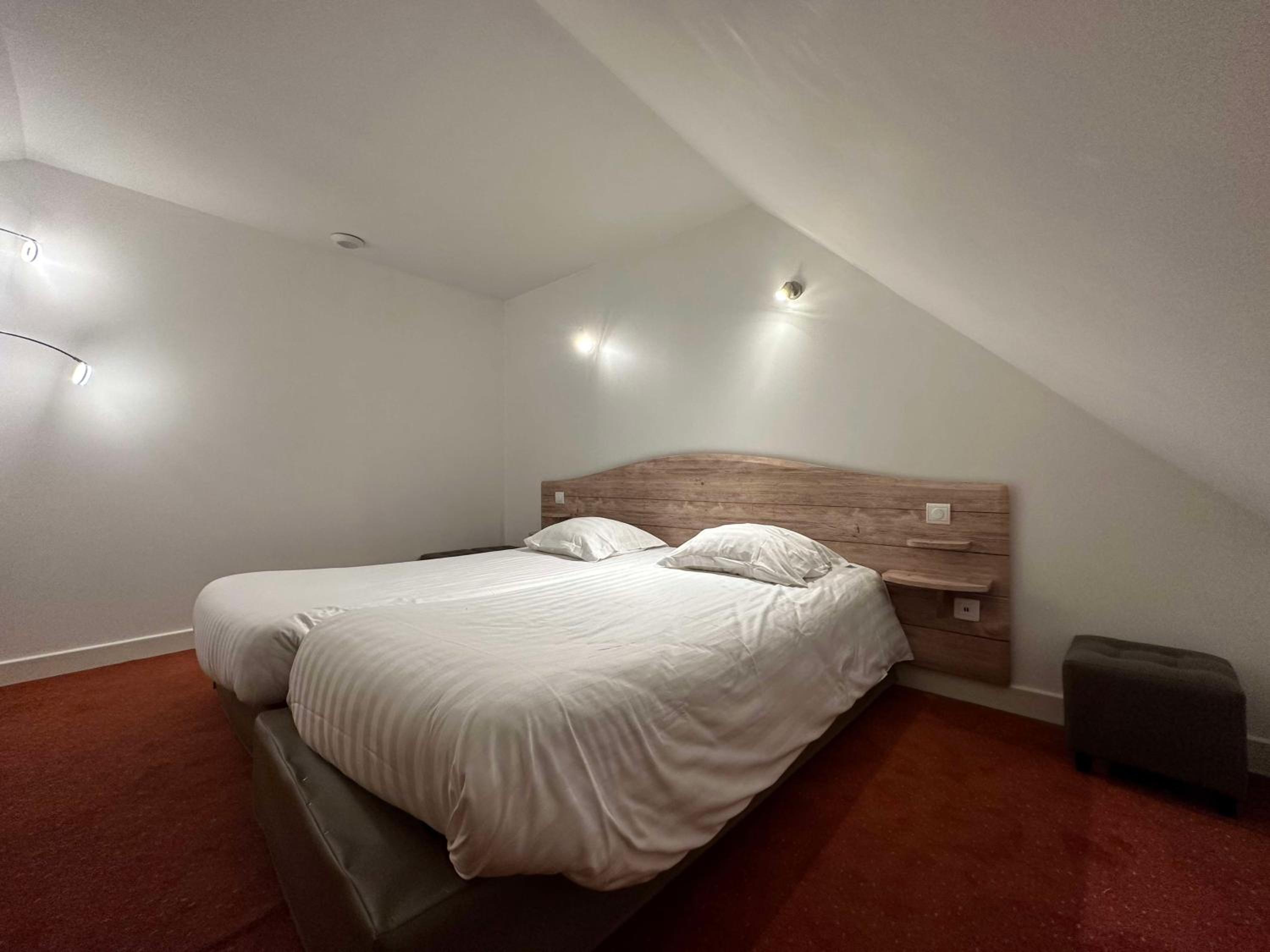 Family Room with One King Bed and Two Single Beds - Non-Smoking - Photo 1