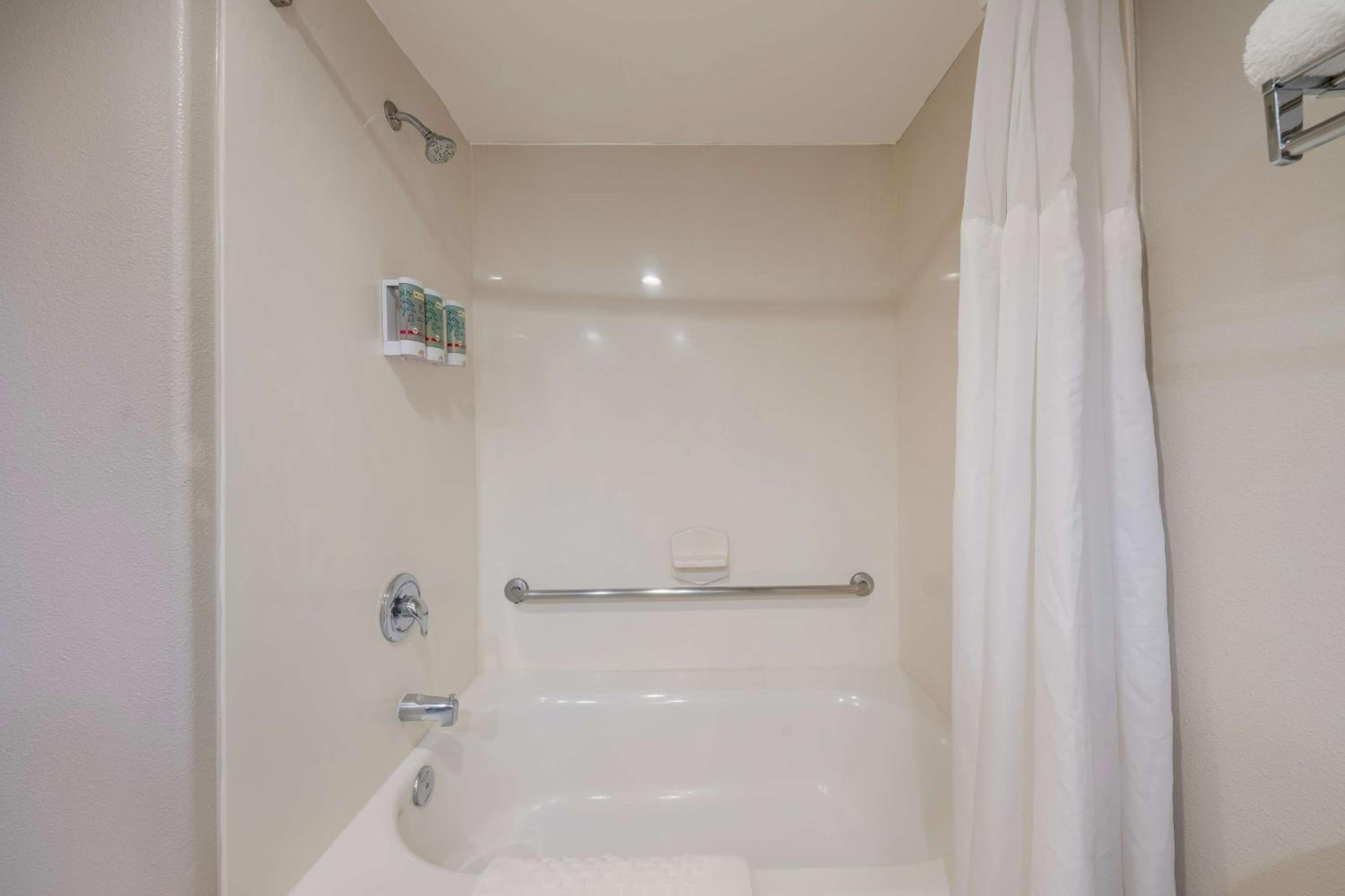 King Room - Non-Smoking - Photo 2