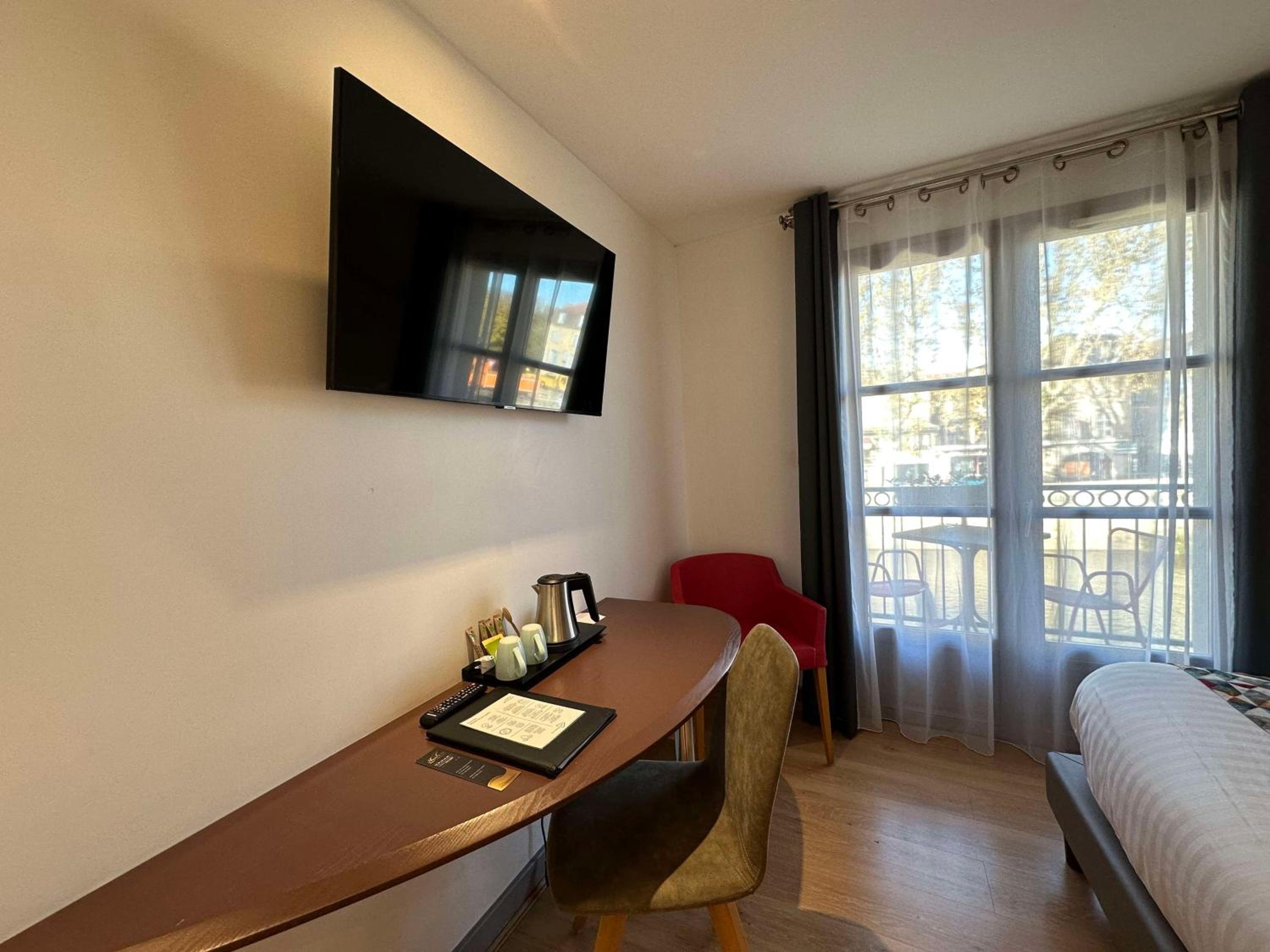 Superior Queen Room with Queen Bed and River View - Photo 5