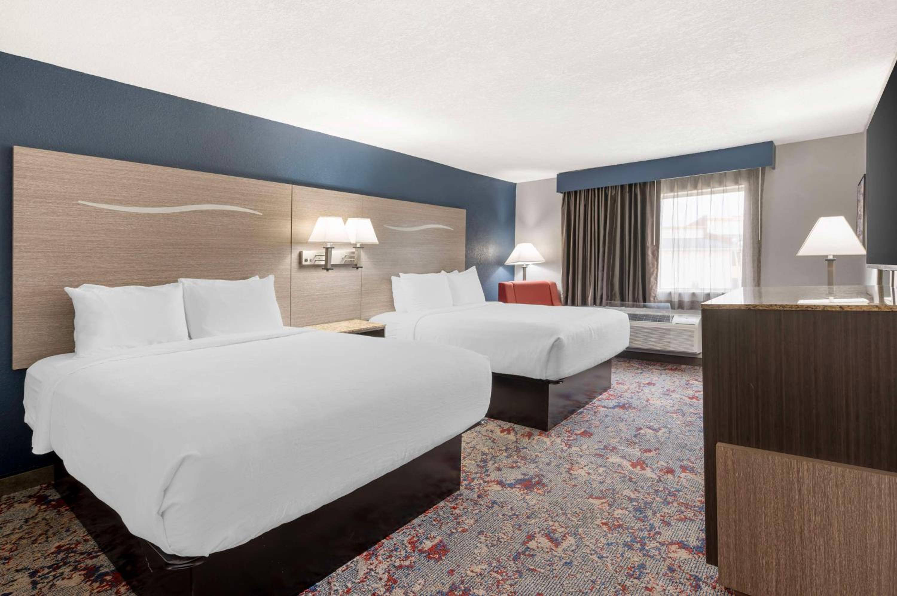 Queen Room with Two Queen Beds - Photo 3