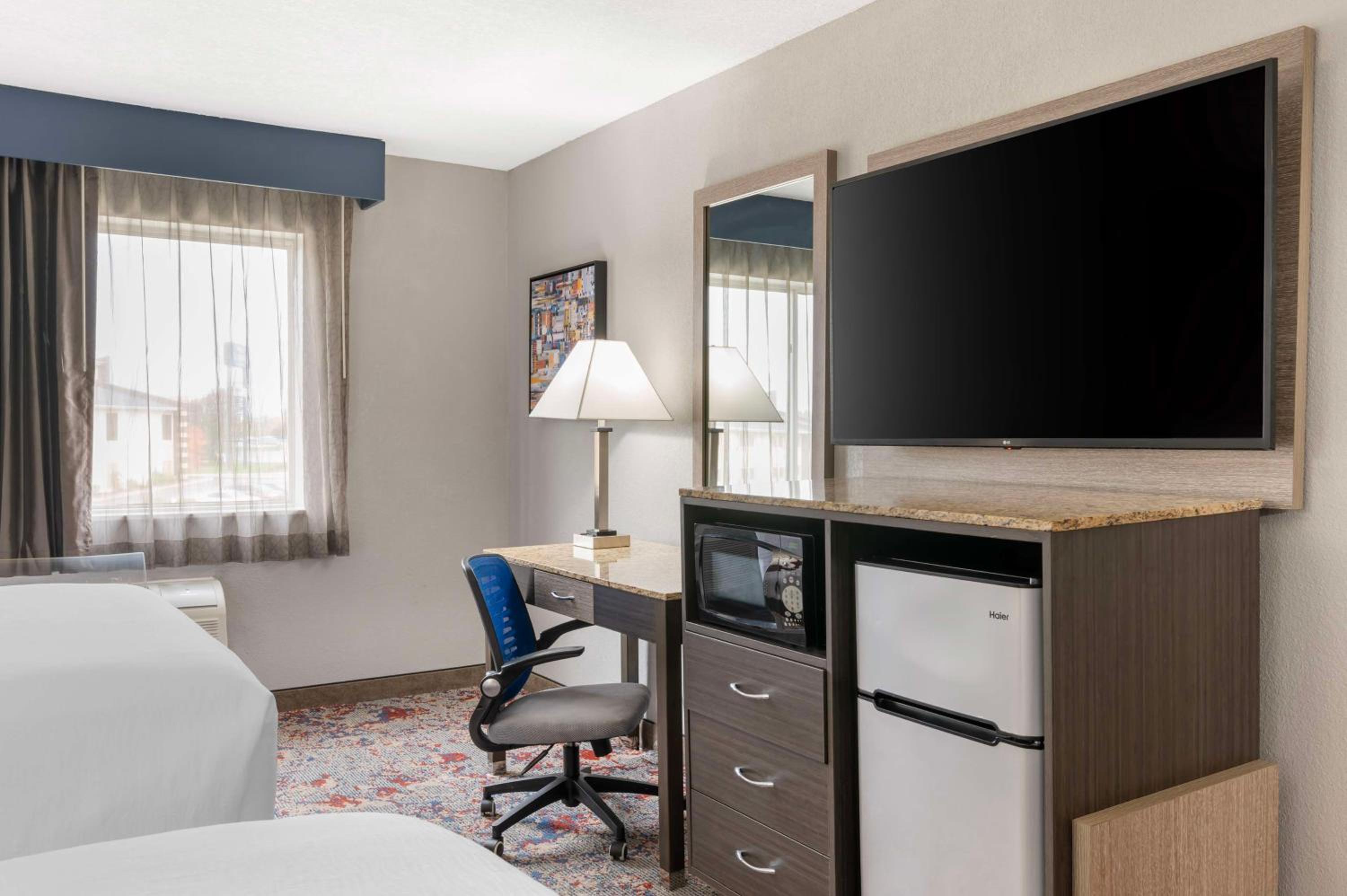 Queen Room with Two Queen Beds - Photo 4