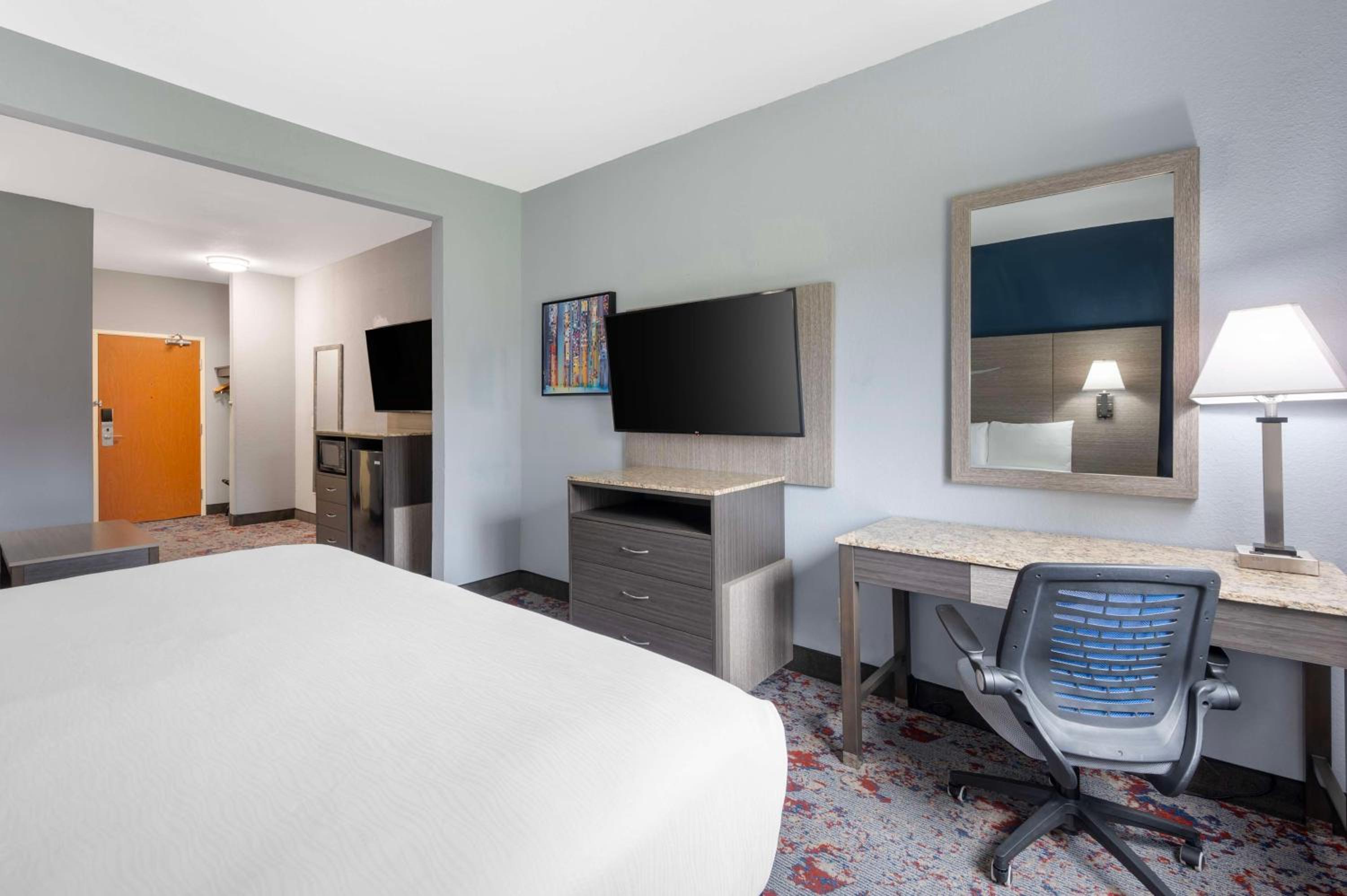 King Suite with Sofa Bed - Photo 4