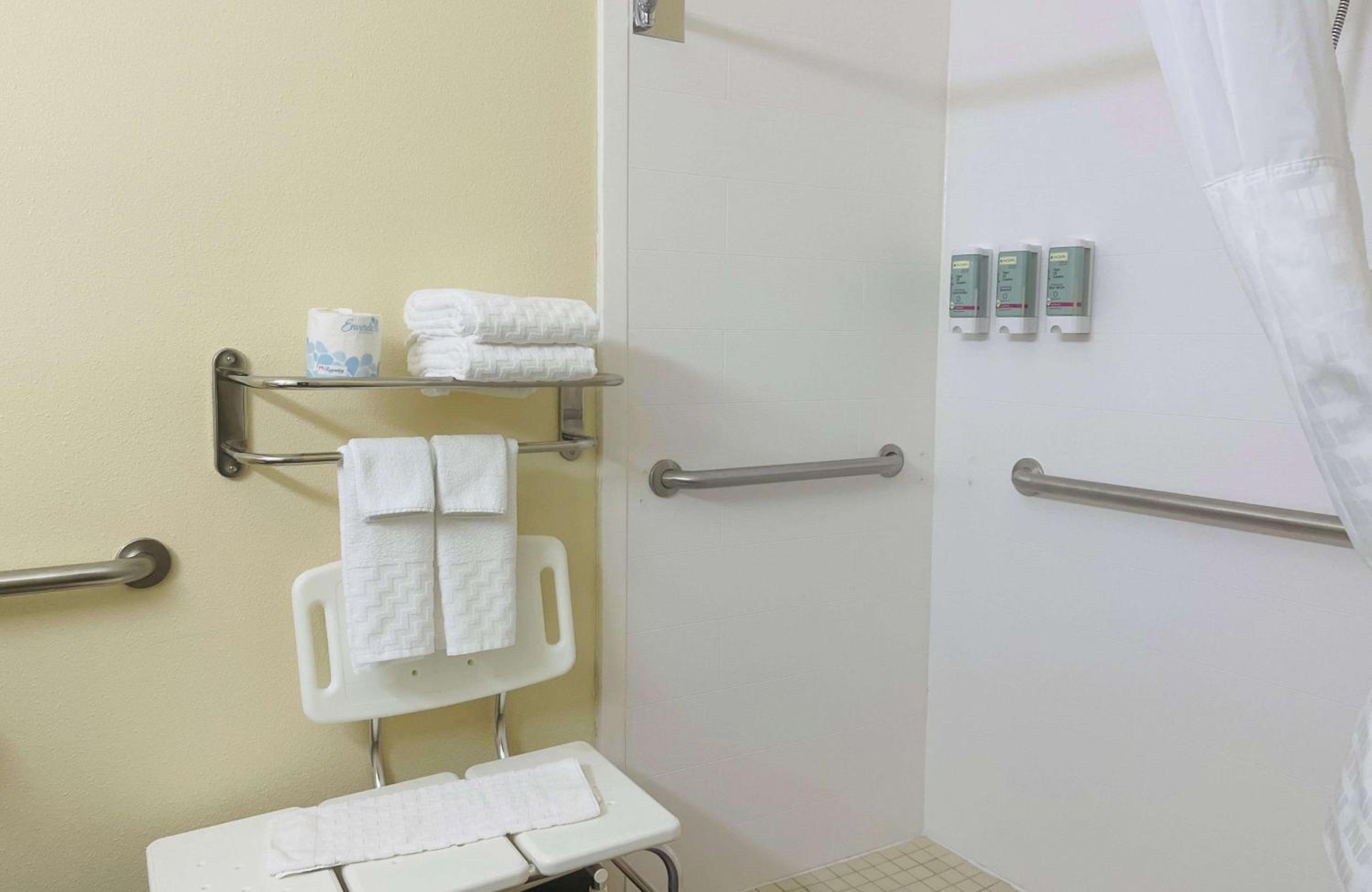 King Room with Roll-In Shower - Disability Access - Photo 4