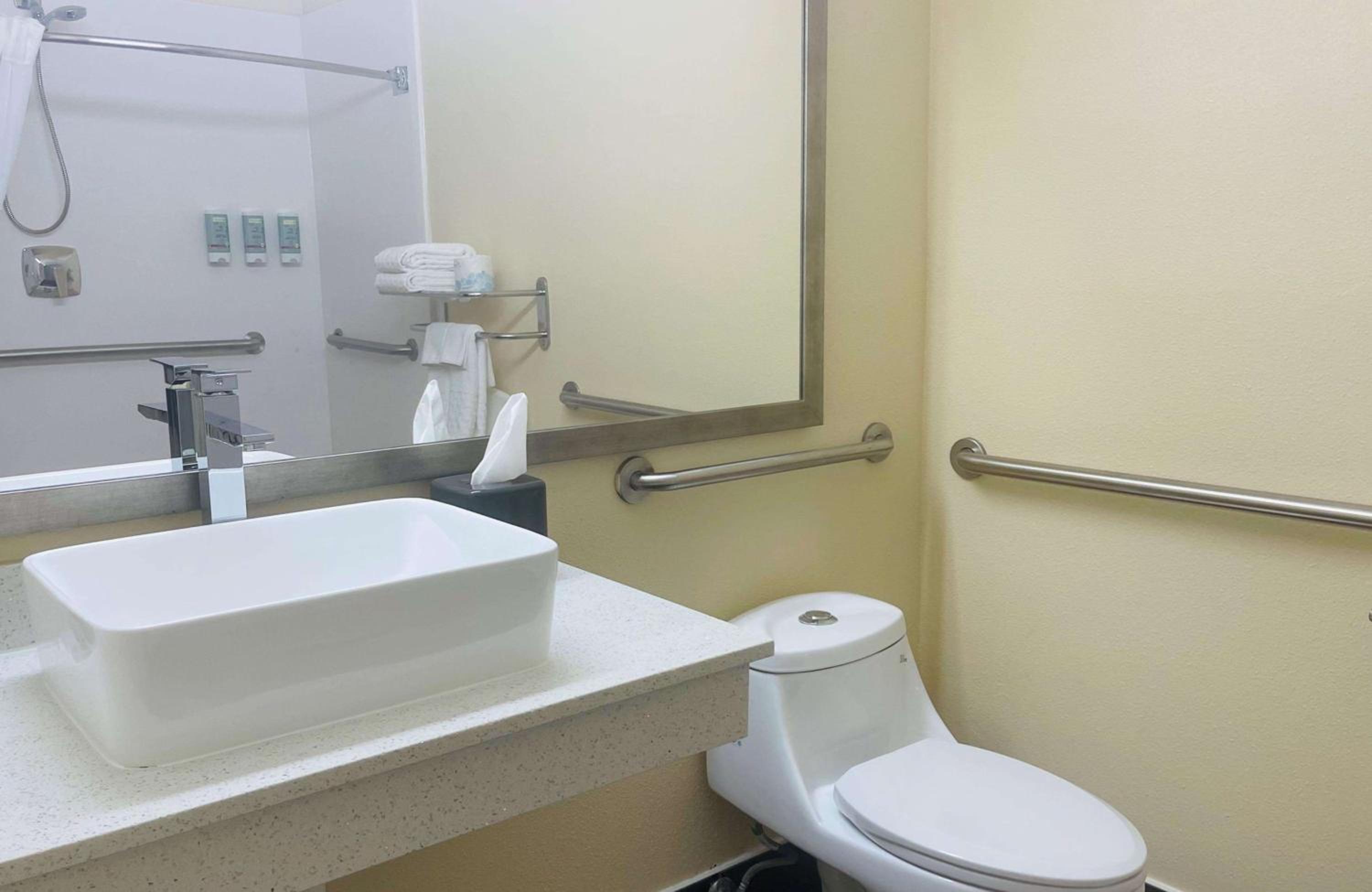 King Room with Mobility Accessible Tub - Photo 4