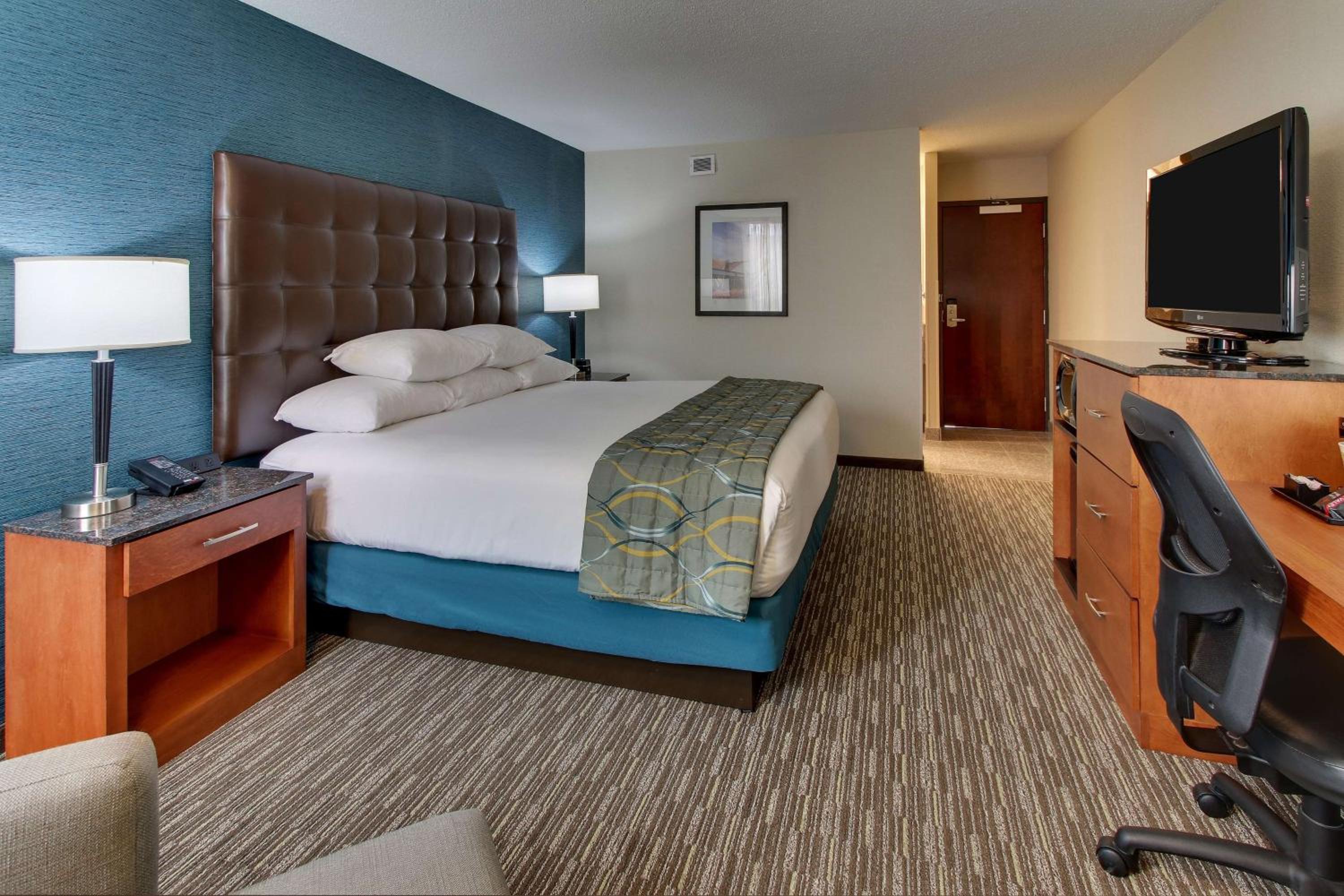 Deluxe King Room - Accessible, Roll-in Shower - Photo 2