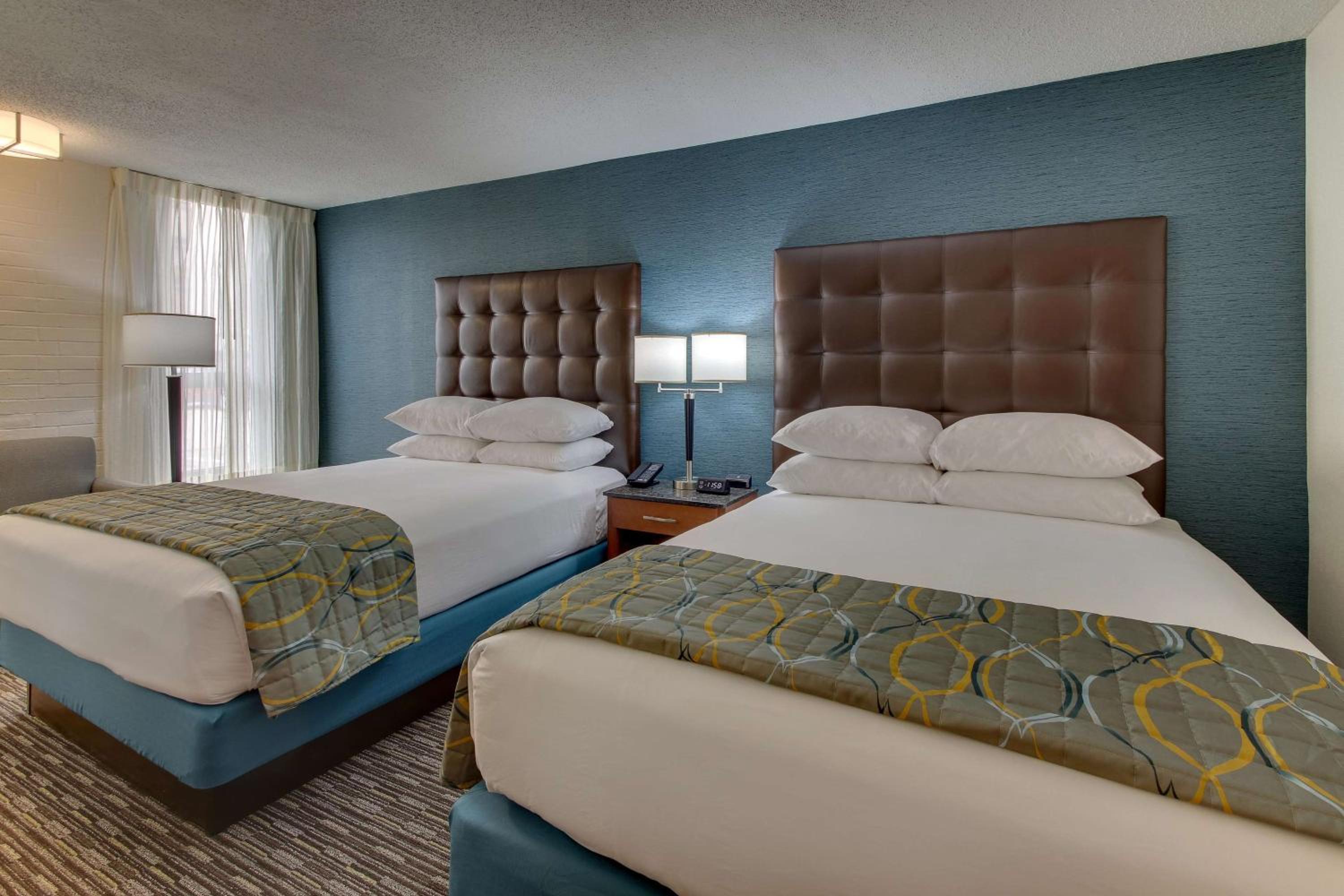 Deluxe Queen Room with Two Queen Beds - Photo 3