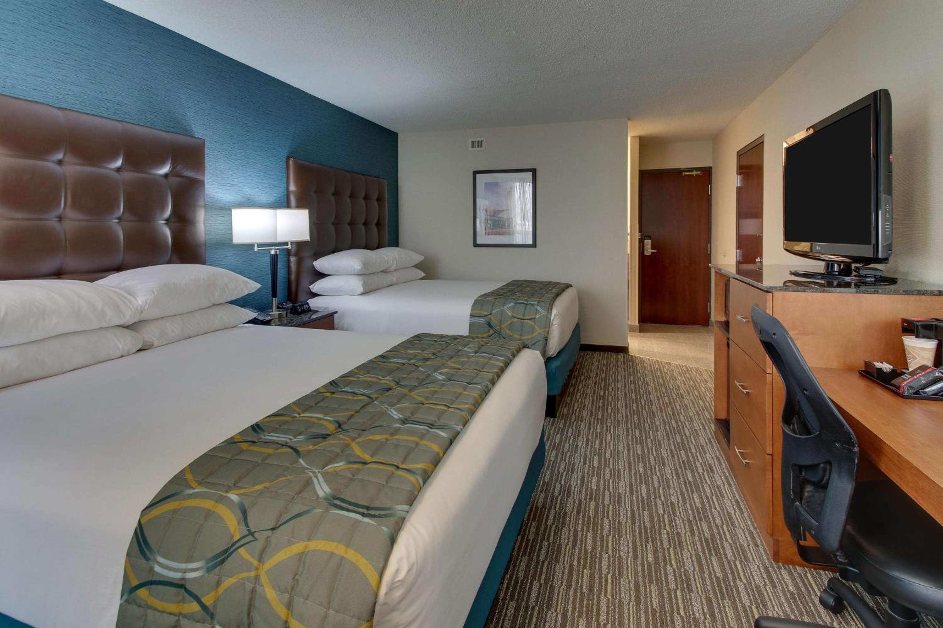 Deluxe Queen Room with Two Queen Beds - Photo 6