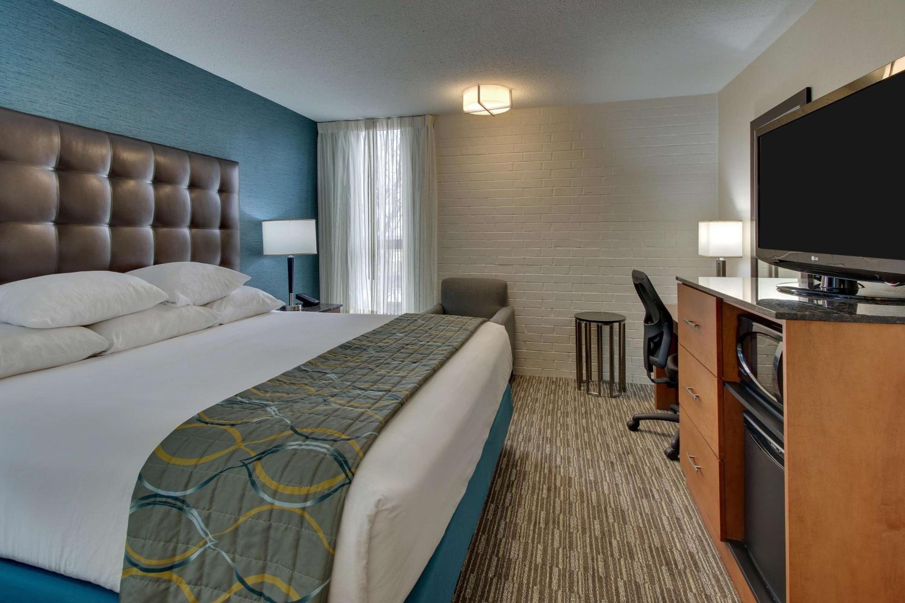 Deluxe King Room - Accessible, Tub - Photo 1