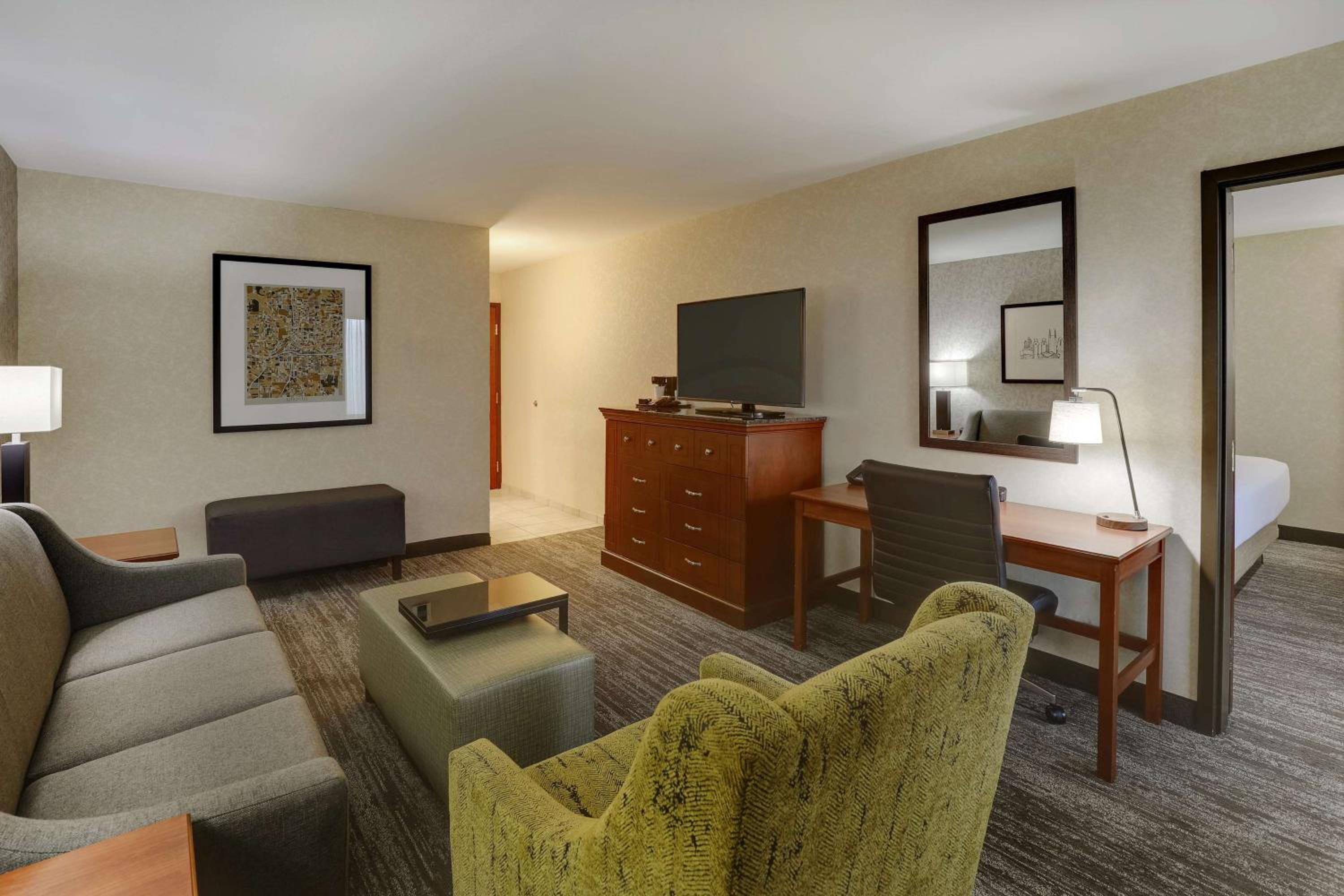 King Suite with Sofa Bed - High Floor photo 3