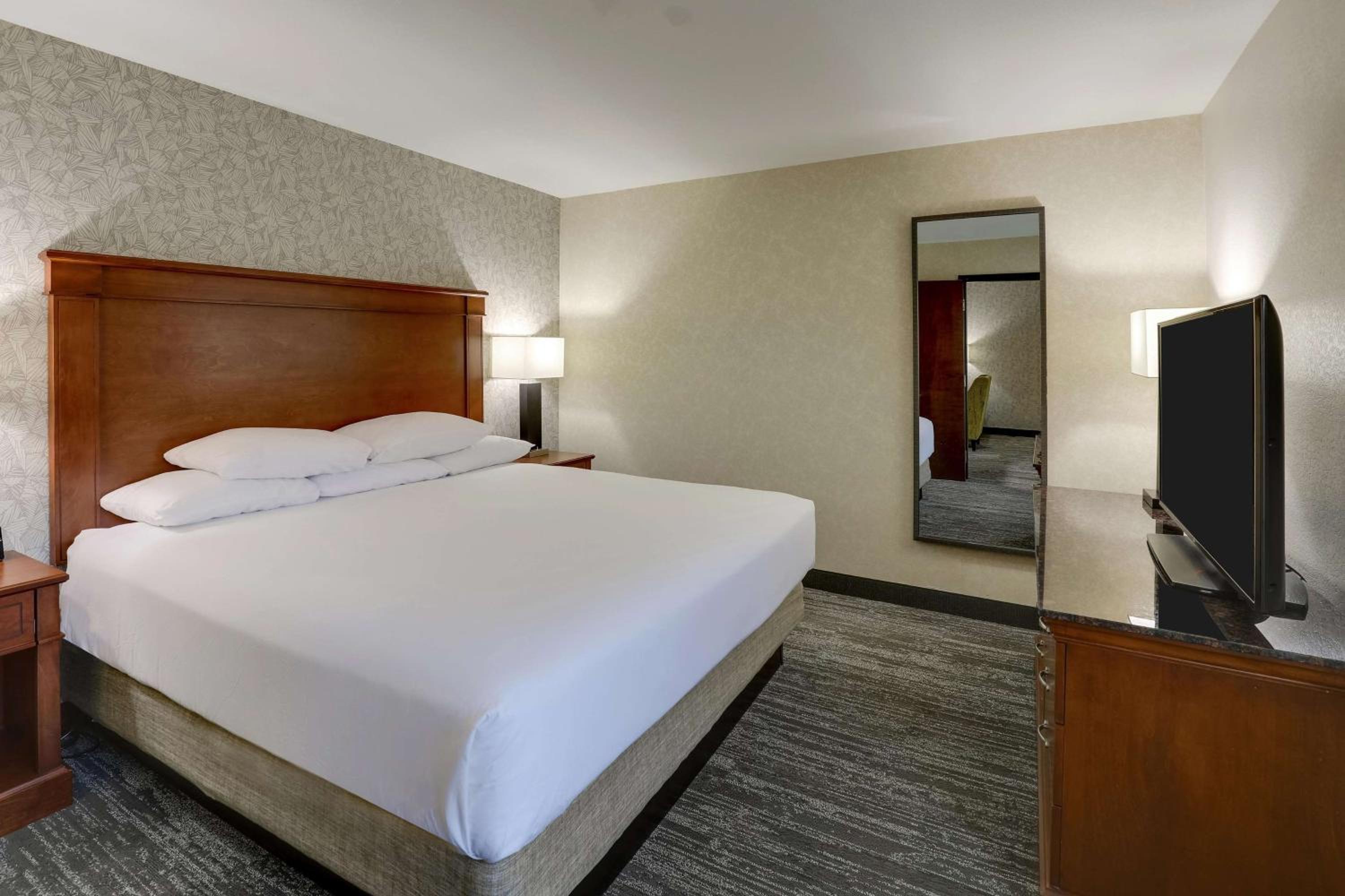 King Suite with Sofa Bed - High Floor photo 2