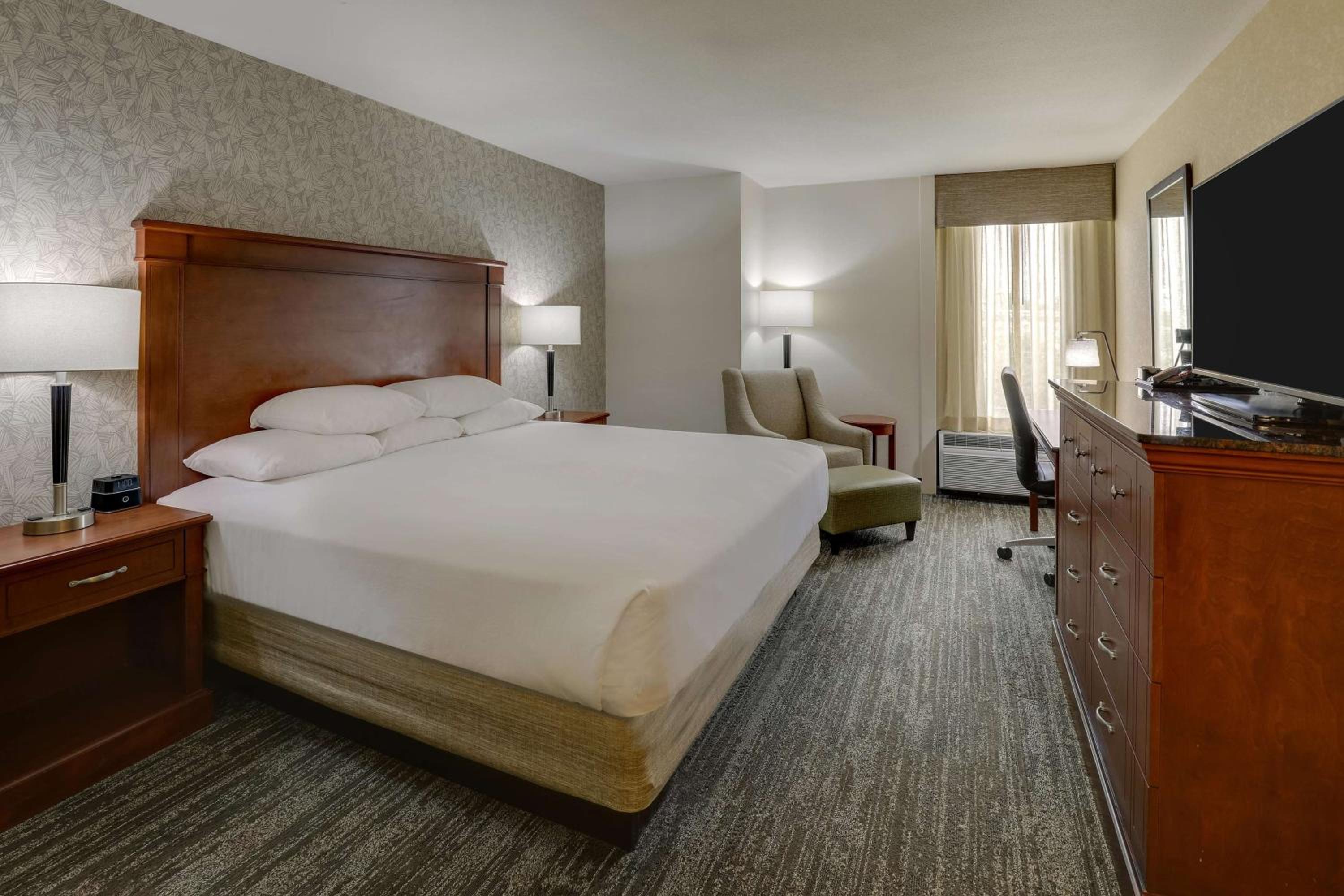 Deluxe King Room - High Floor photo 1
