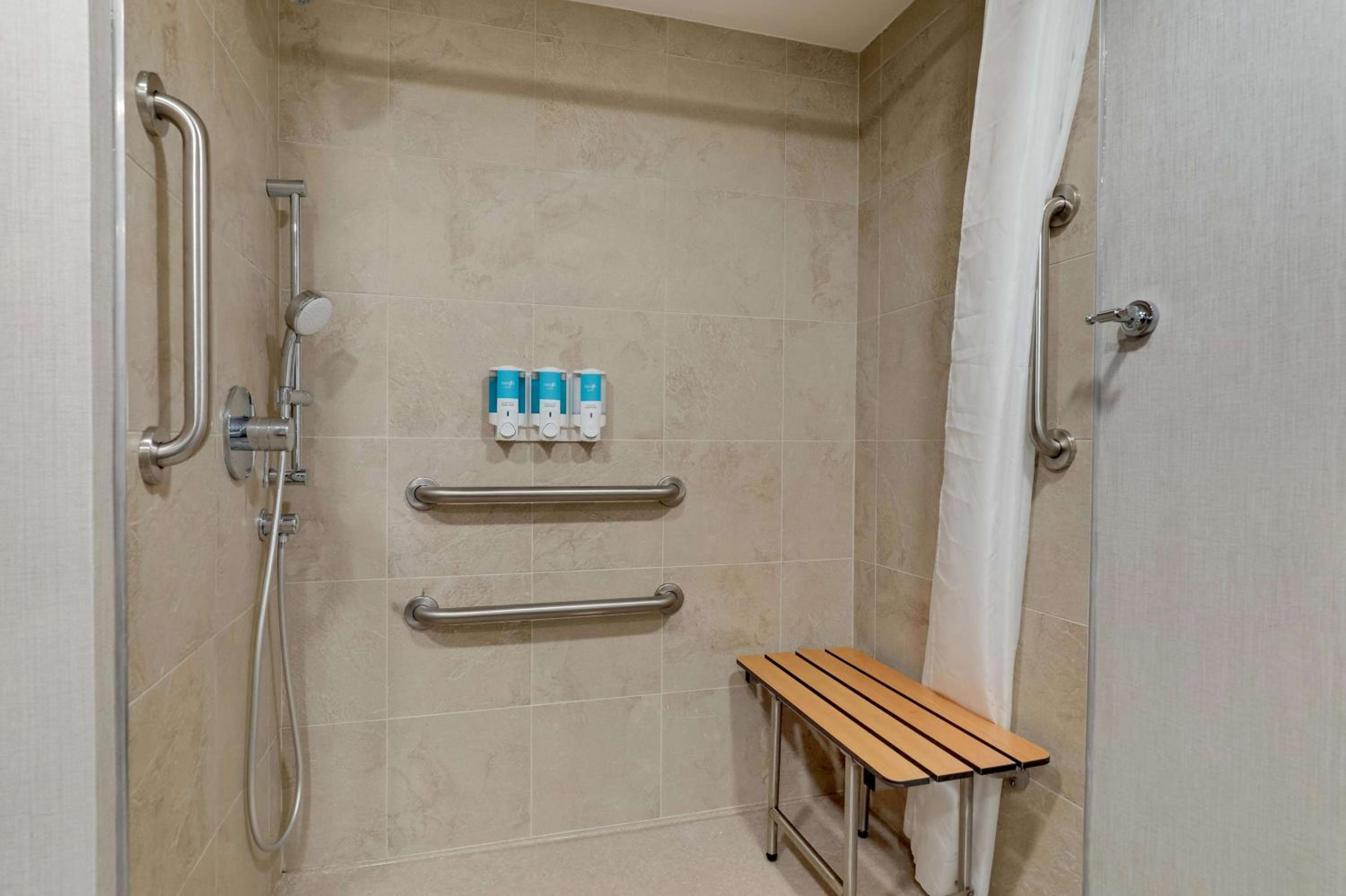 Deluxe King Room - Accessible, Roll-in Shower photo 2