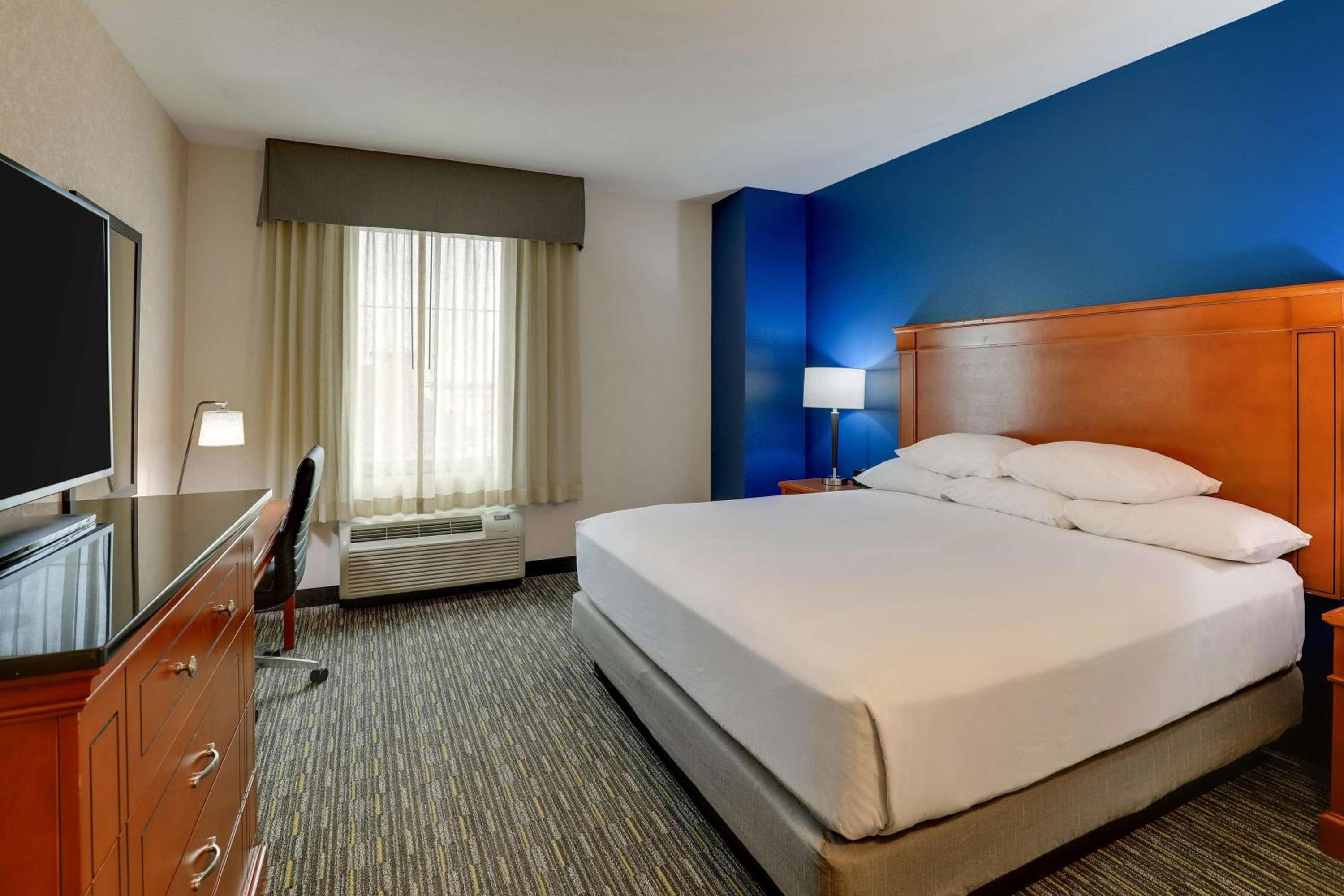 King Suite with Sofa Bed - High Floor photo 3