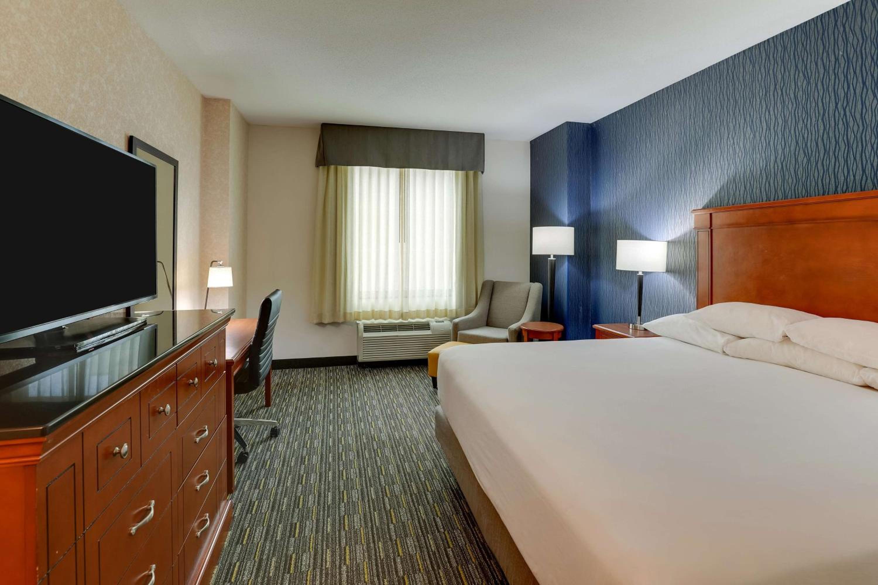 Deluxe King Room - Photo 1