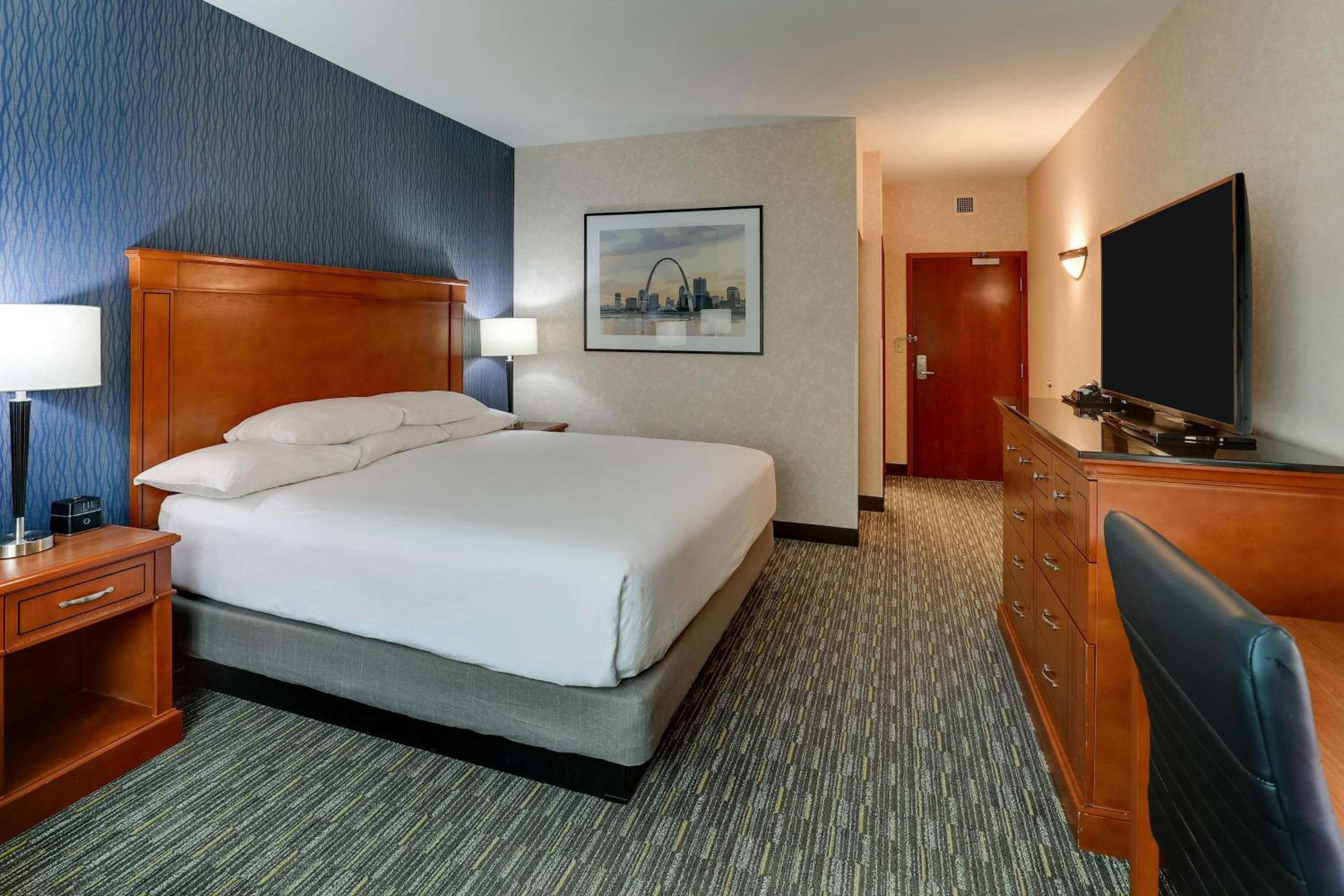 Deluxe King Room - Photo 2