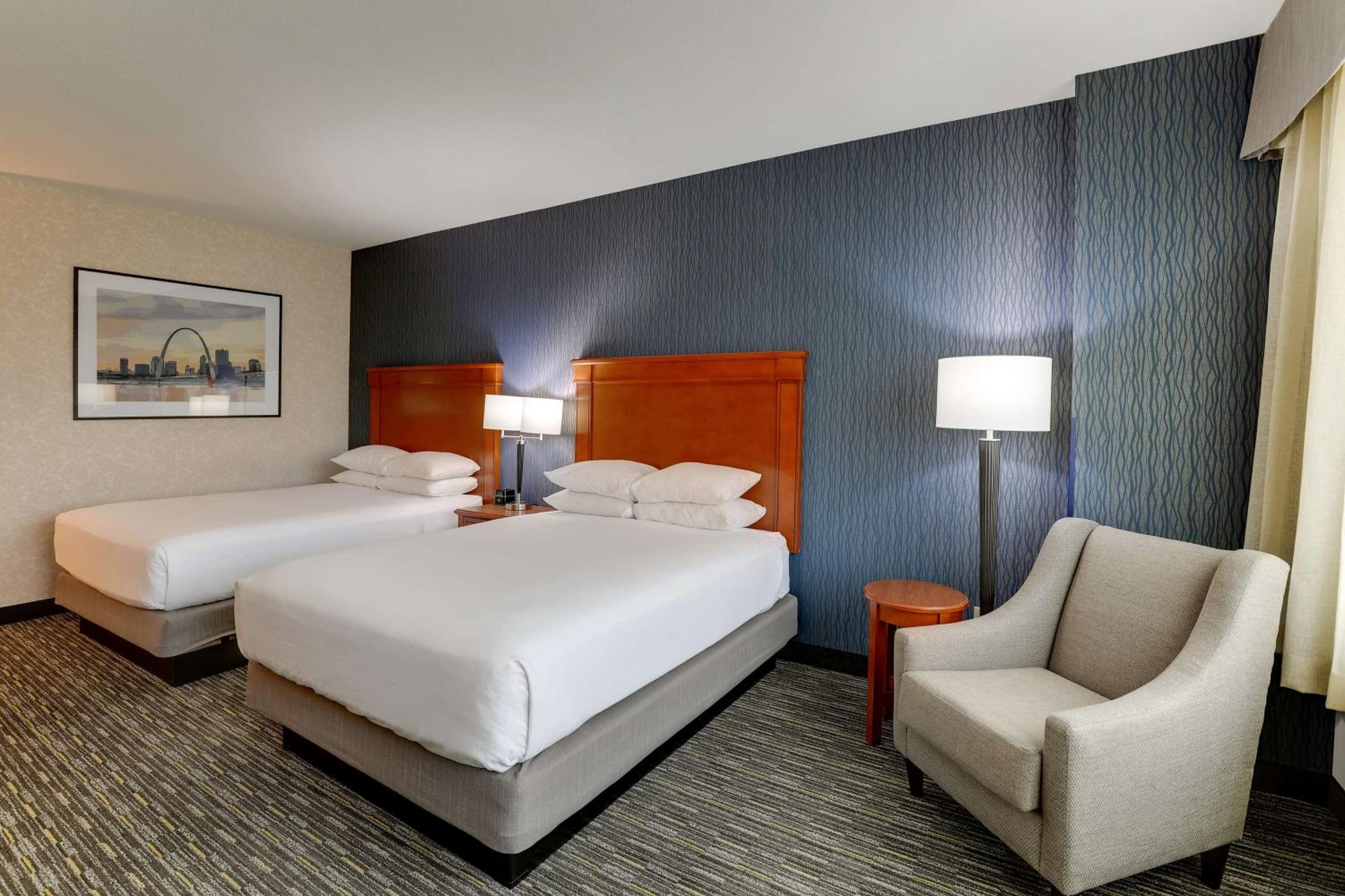 Deluxe Queen Room with Two Queen Beds - Photo 3