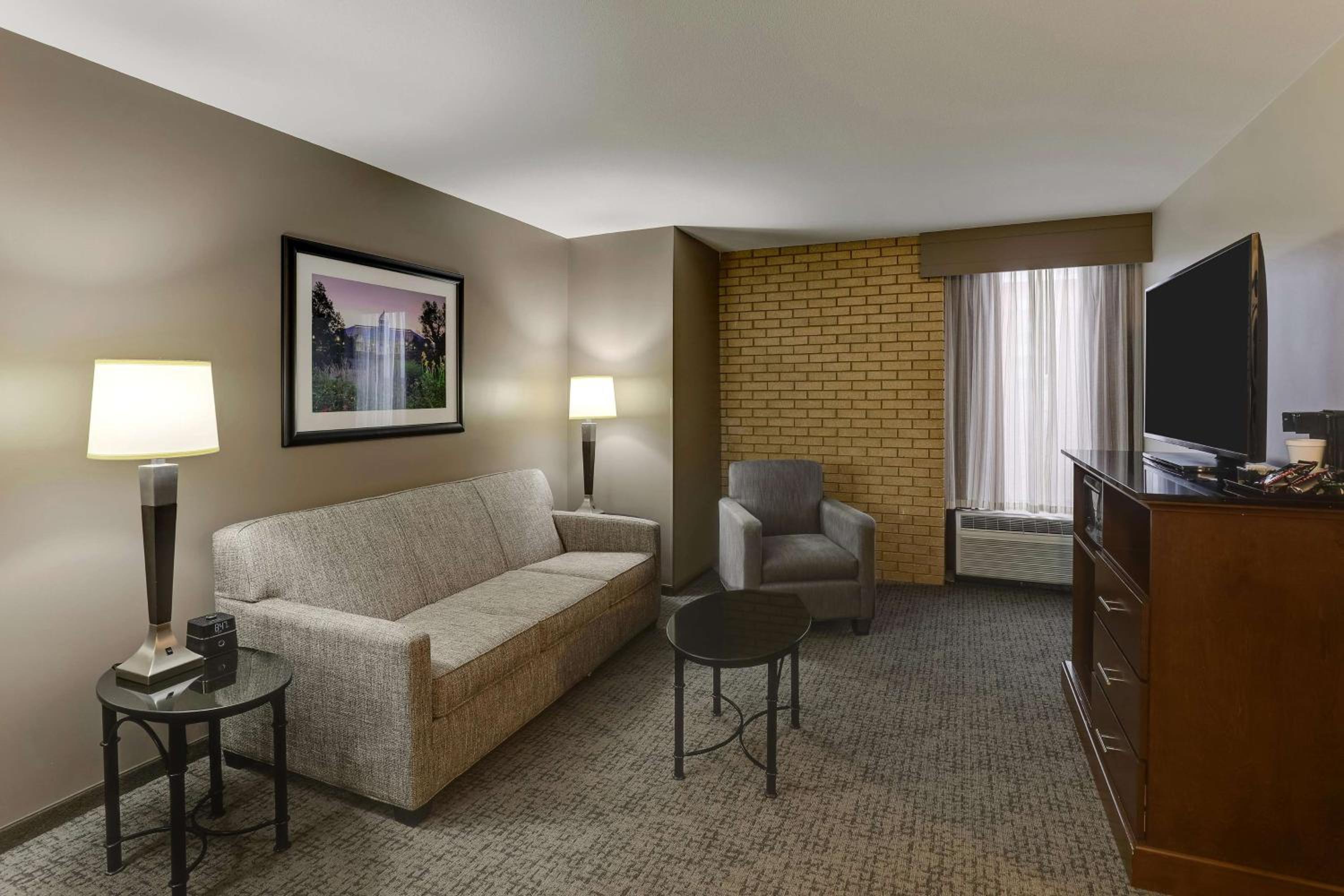 Queen Suite with Two Queen Beds and Sofa Bed - High Floor photo 1