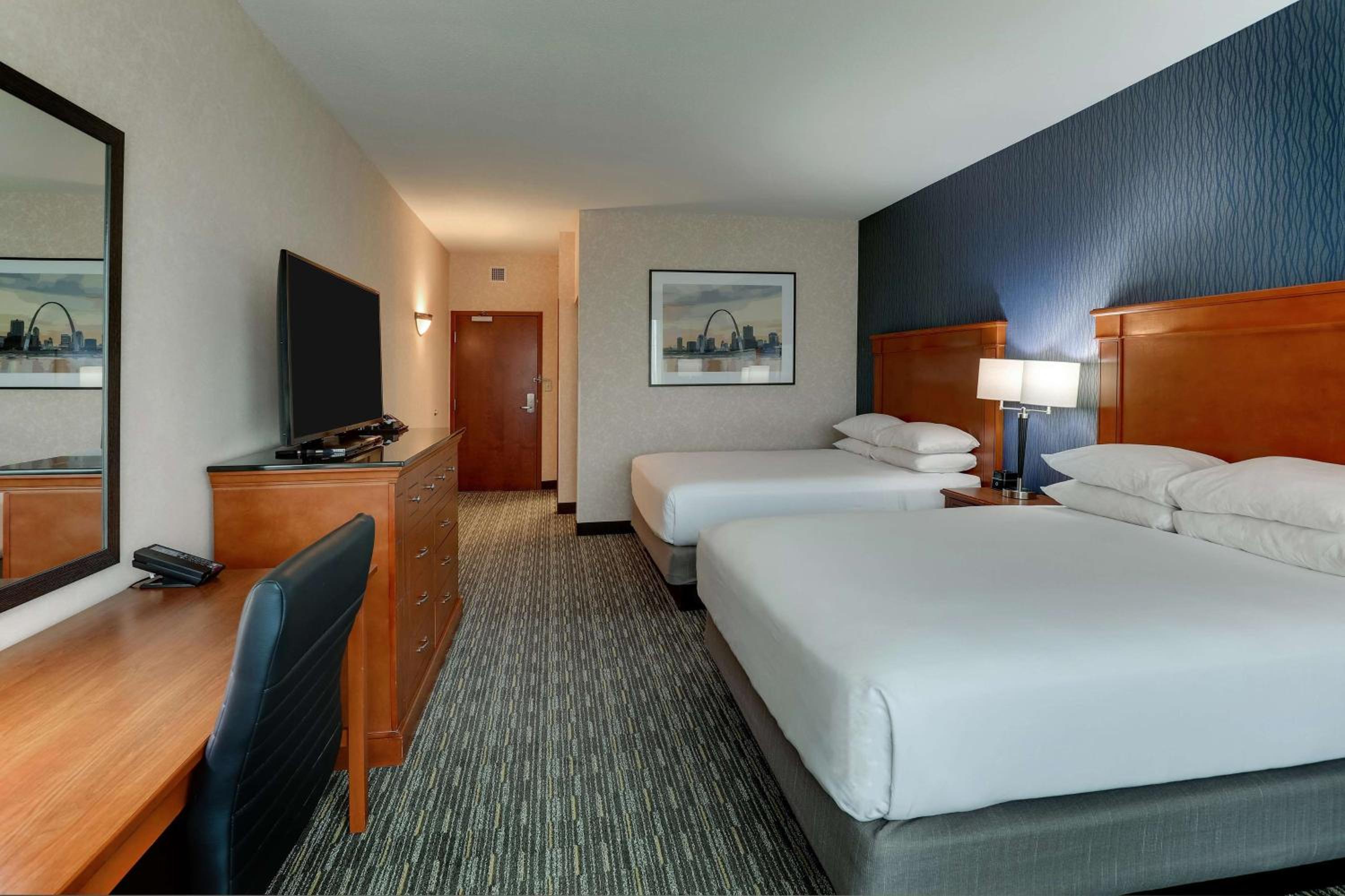 Deluxe Queen Room with Two Queen Beds - Photo 4