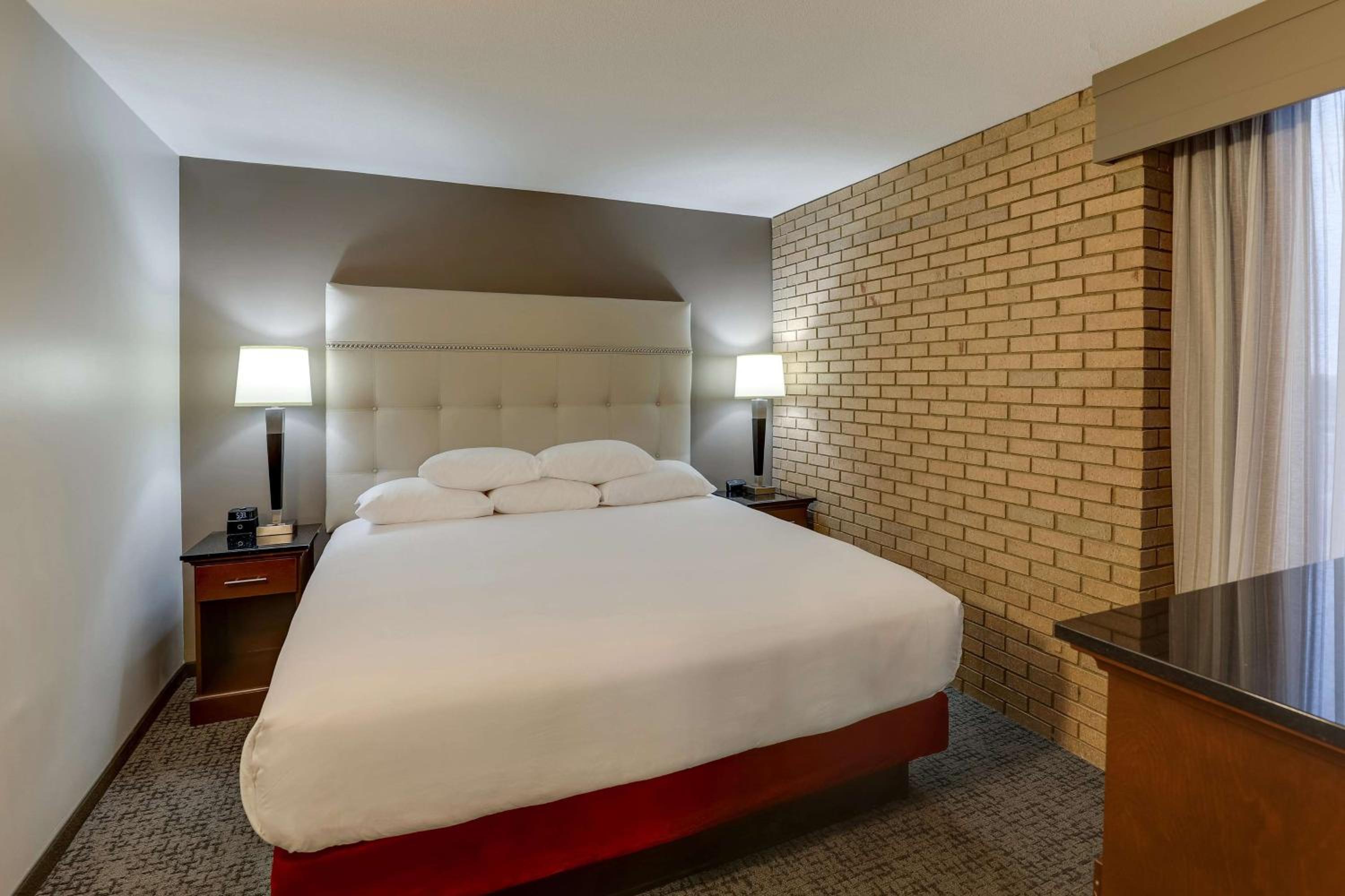 King Suite with Sofa Bed - Accessible, Tub photo 3