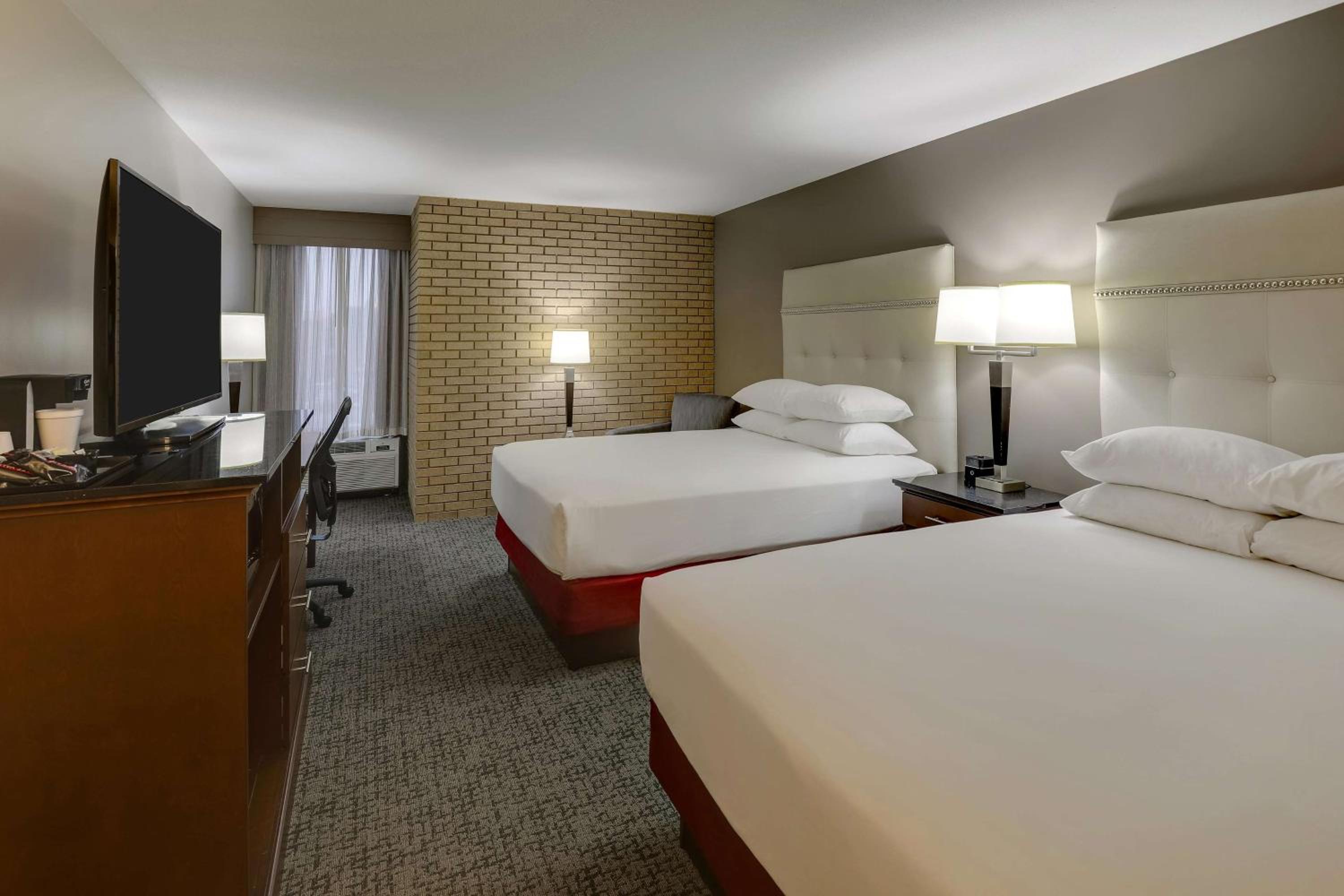 Deluxe Queen Room with Two Queen Beds - High Floor photo 1