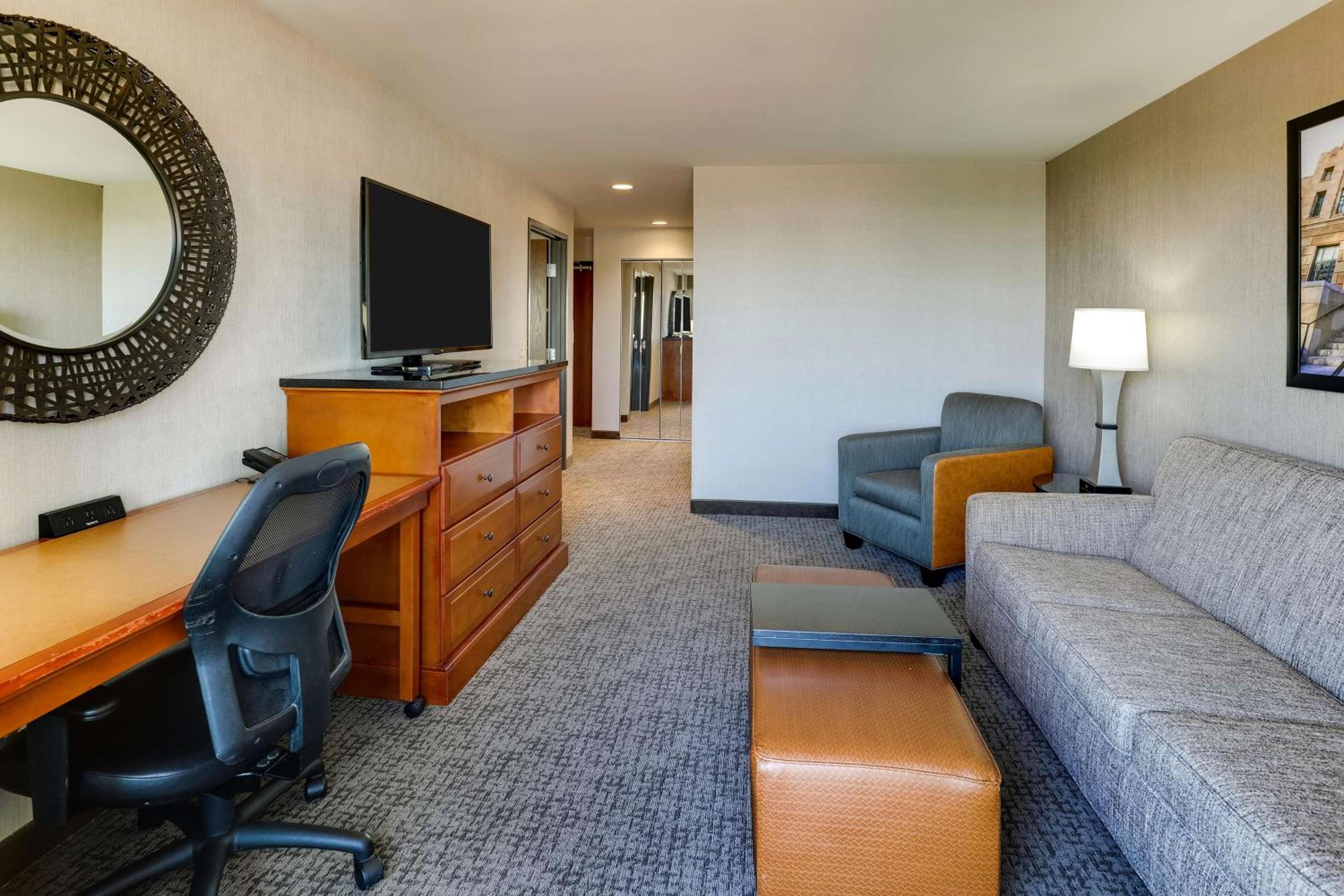 Queen Suite with Sofa Bed, Terrace - Hearing Accessible, Roll-in Shower photo 3