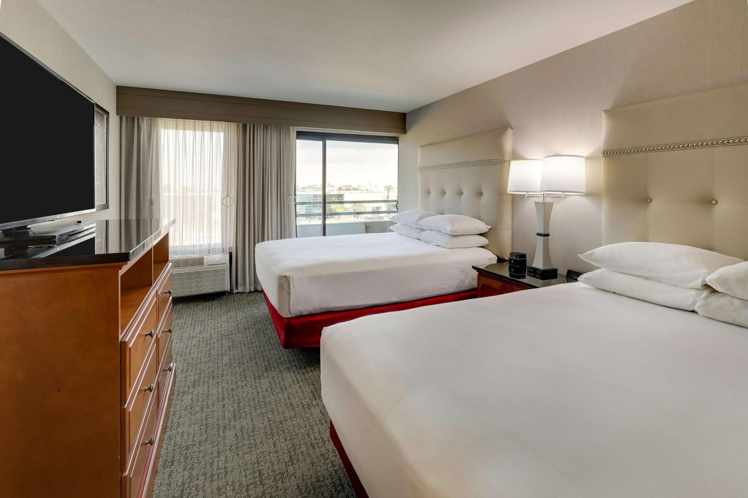 Queen Suite with Sofa Bed, Terrace - Hearing Accessible, Roll-in Shower photo 2