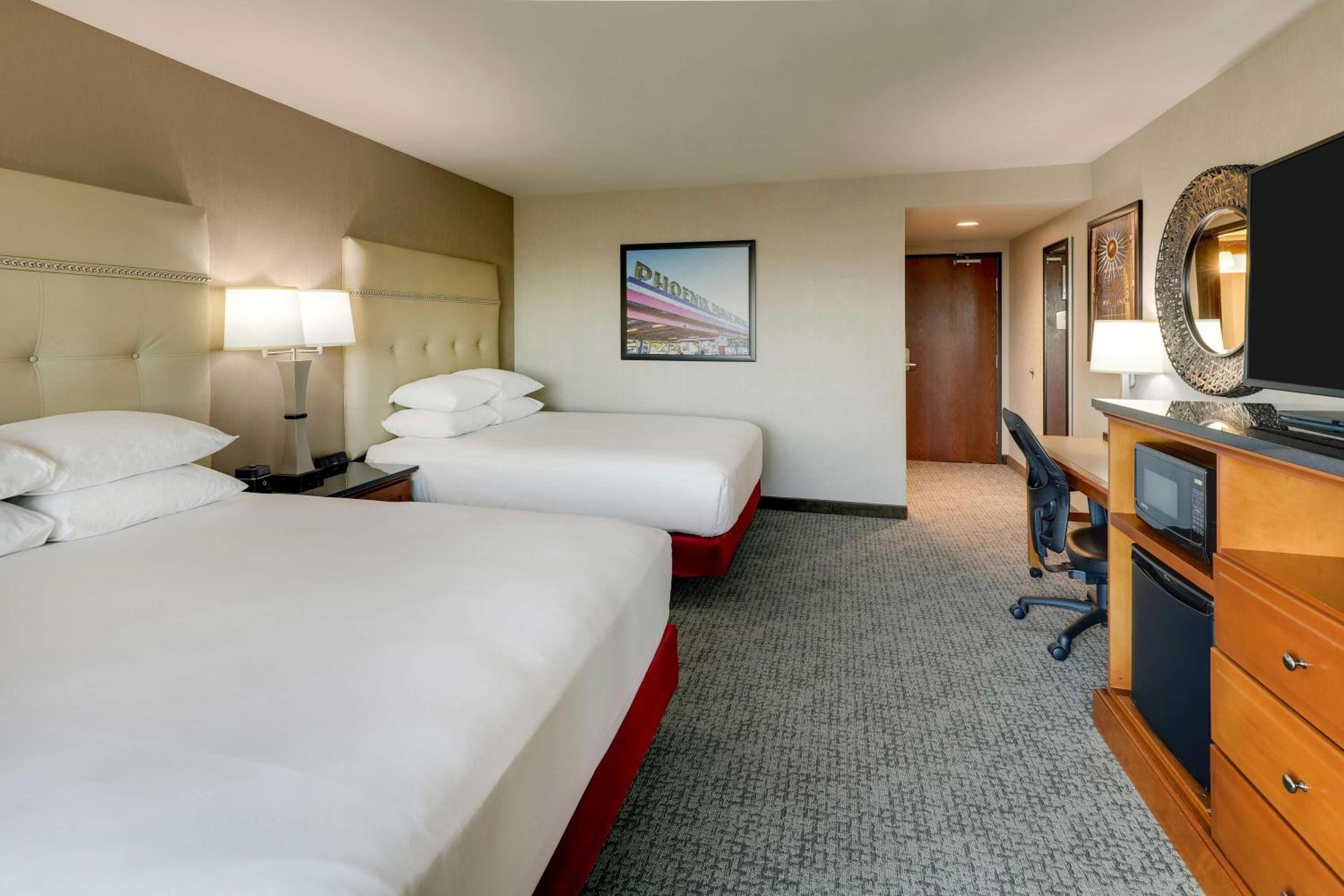 Deluxe Queen Room with Two Queen Beds with Terrace - Photo 5