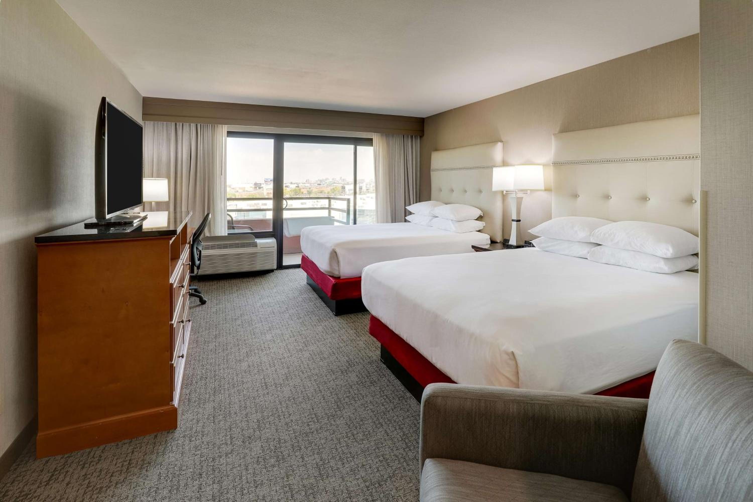 Deluxe Queen Room with Two Queen Beds and Terrace – High Floor photo 1
