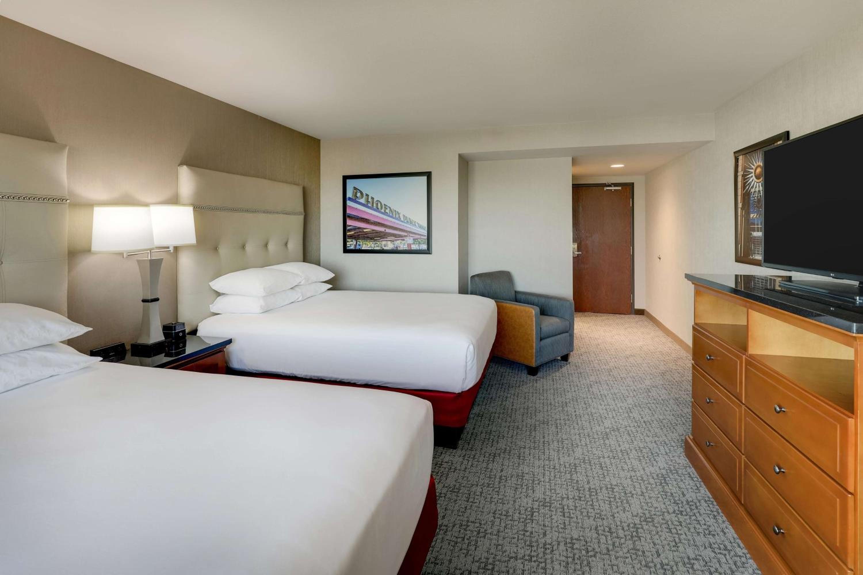 Deluxe Queen Room with Two Queen Beds and Terrace – High Floor photo 3