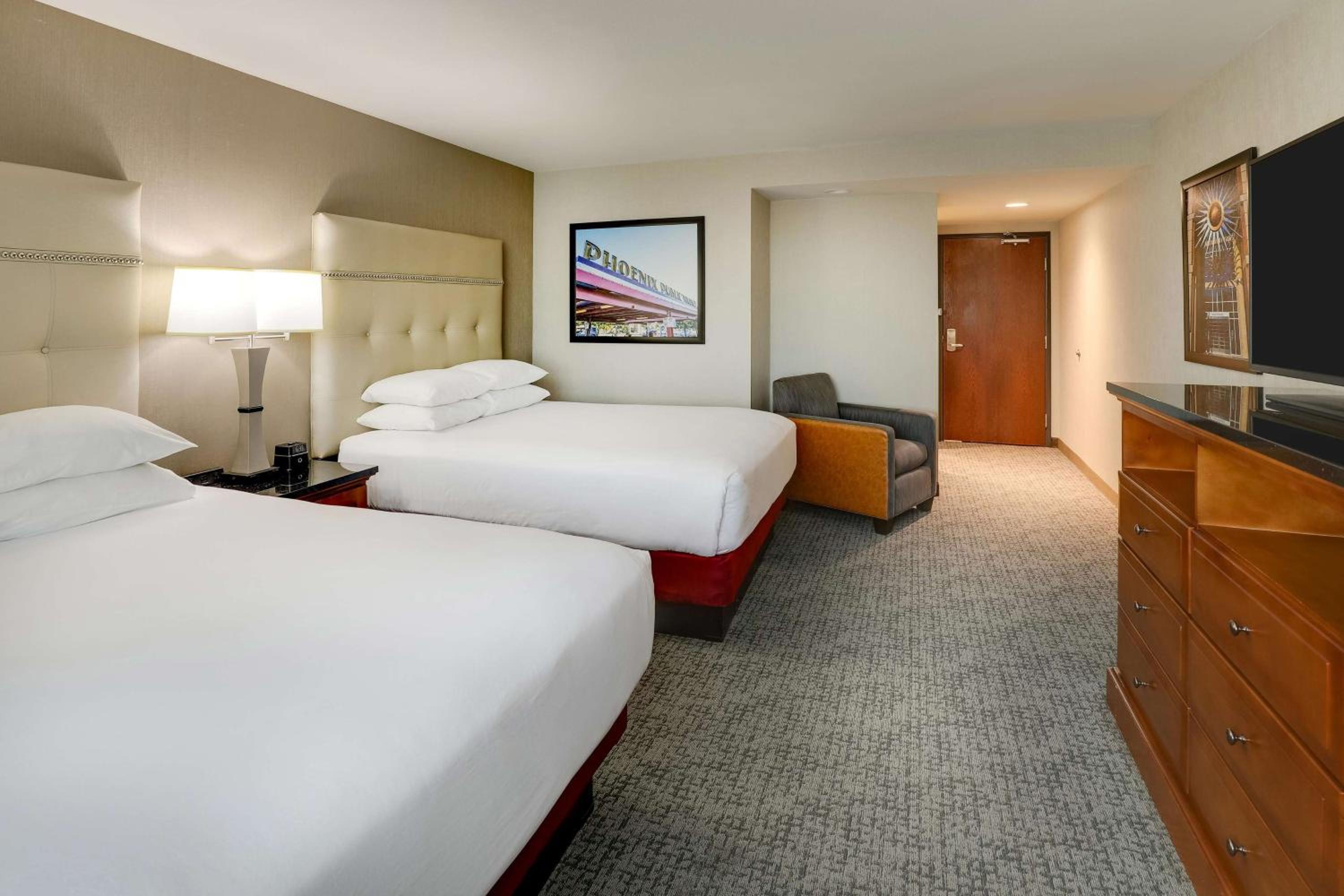 Deluxe Queen Room with Two Queen Beds - Hearing Accessible - Photo 3