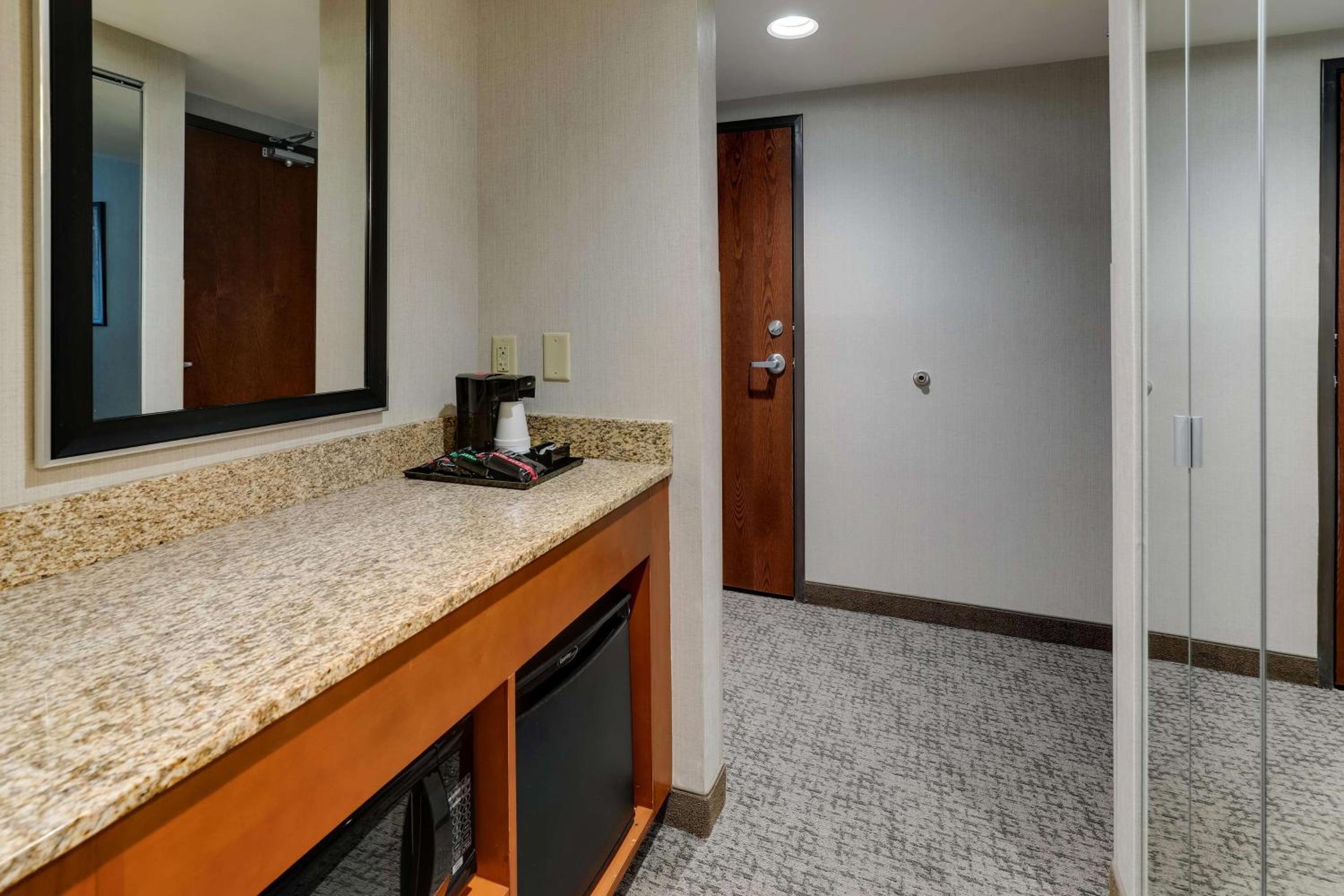 Deluxe King Room - Photo 2