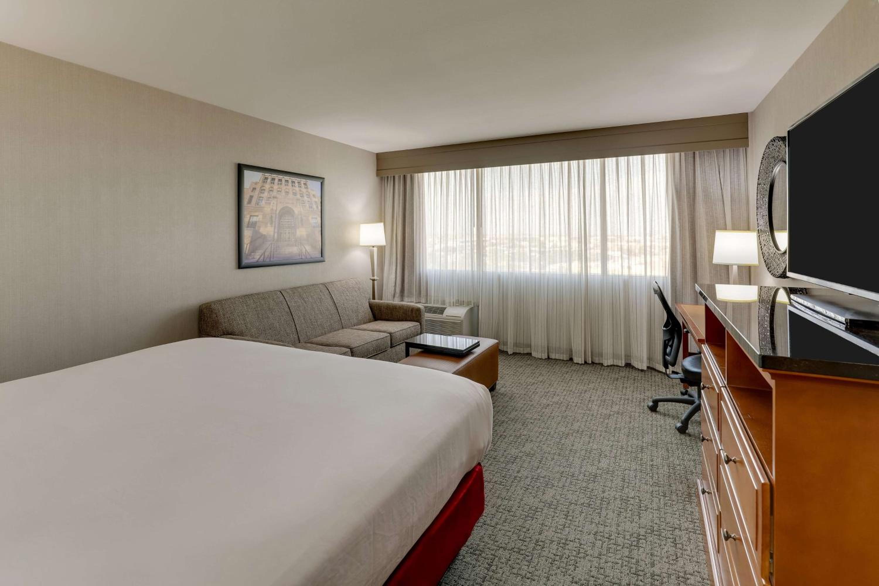 Superior King Room with Sofa Bed - Hearing Accessible - Photo 1