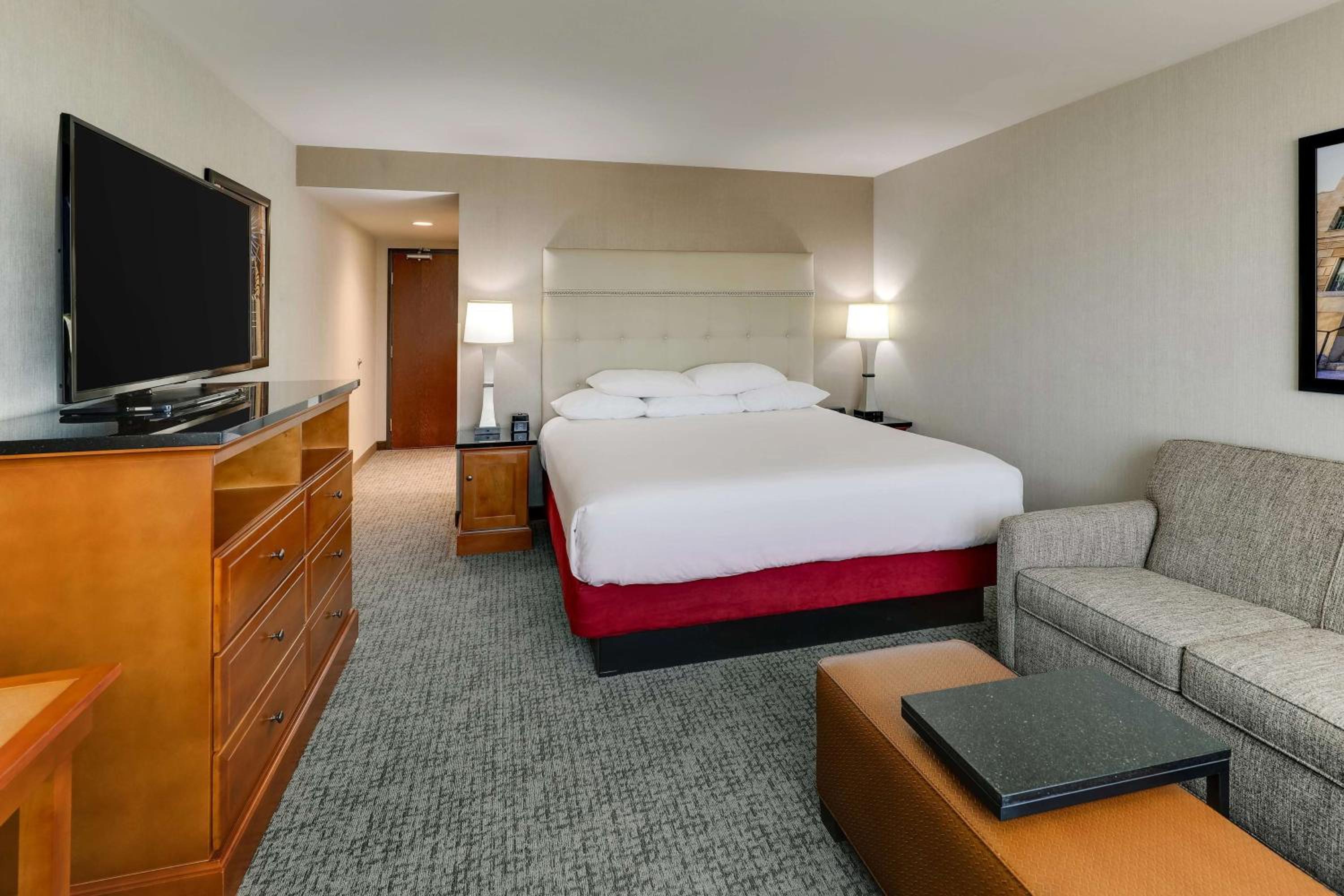 Superior King Room with Sofa Bed - Hearing Accessible - Photo 2
