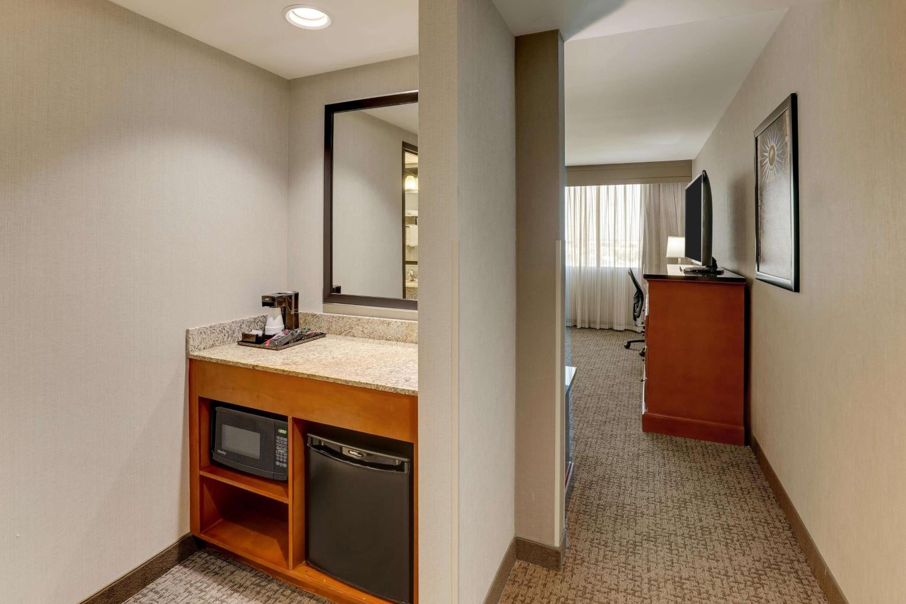 Superior King Room with Sofa Bed - Hearing Accessible - Photo 3