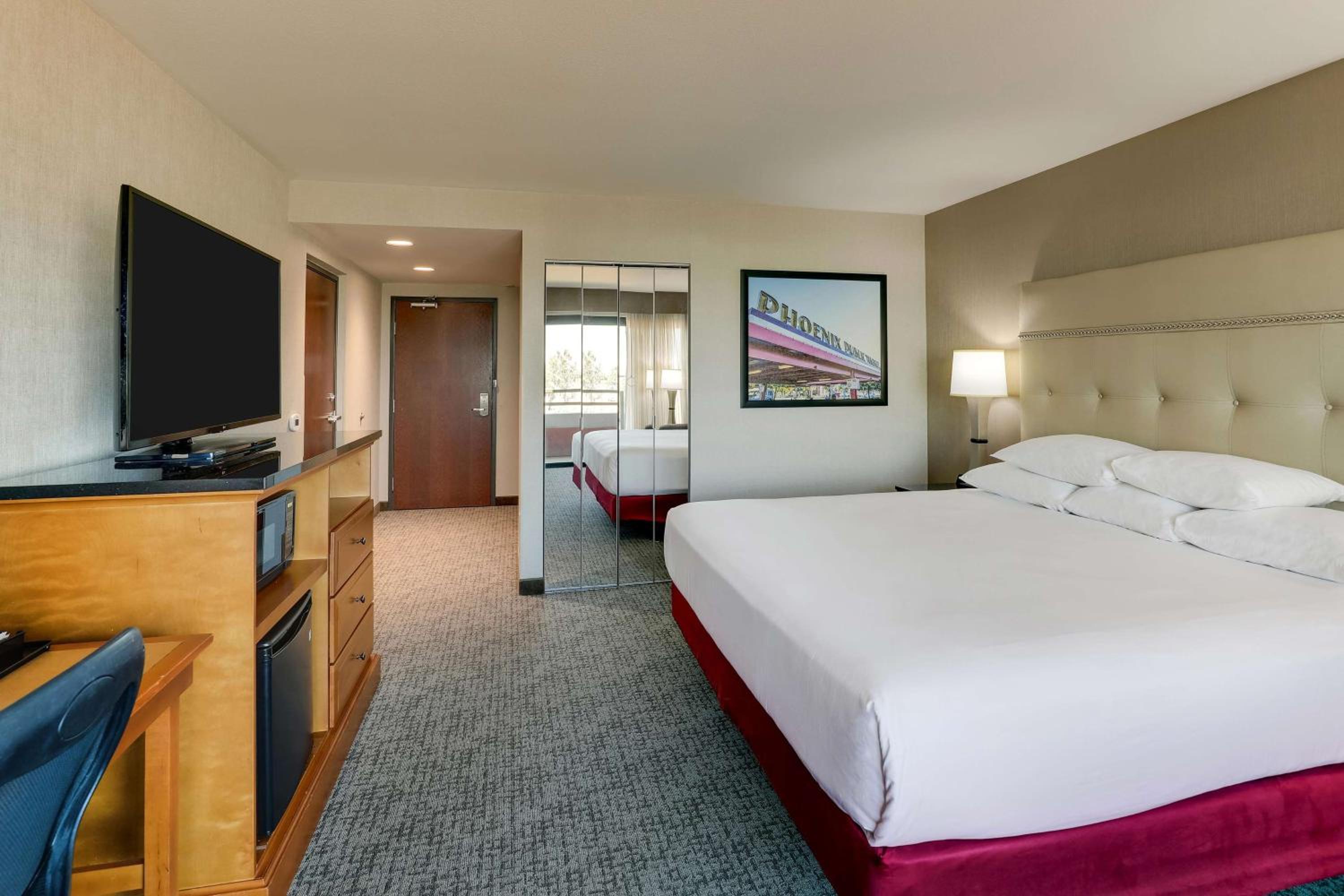 Deluxe King Room with Terrace View - Non-Smoking - Photo 4